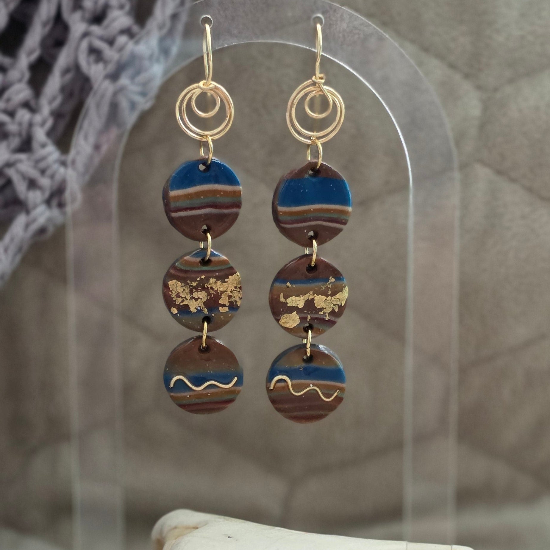 polymer clay earrings, handmade earrings, marmolized earrings, artisan jewelry, statement earrings, unique earrings, copper wire earrings, gold detail earrings, boho earrings, long dangle earrings, one-of-a-kind jewelry, handcrafted jewelry, aretes largos hechos a mano en polymer clay, aretes colgantes únicos de diseño artístico, joyería artesanal moderna hecha a mano, aretes livianos y elegantes hechos a mano 
