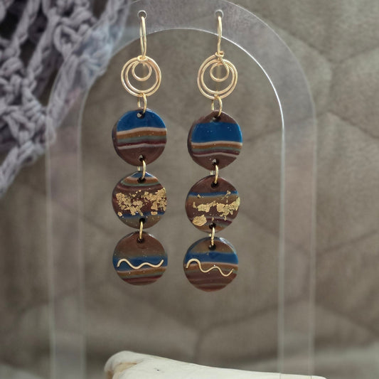 polymer clay earrings, handmade earrings, marmolized earrings, artisan jewelry, statement earrings, unique earrings, copper wire earrings, gold detail earrings, boho earrings, long dangle earrings, one-of-a-kind jewelry, handcrafted jewelry, aretes largos hechos a mano en polymer clay, aretes colgantes únicos de diseño artístico, joyería artesanal moderna hecha a mano, aretes livianos y elegantes hechos a mano 

