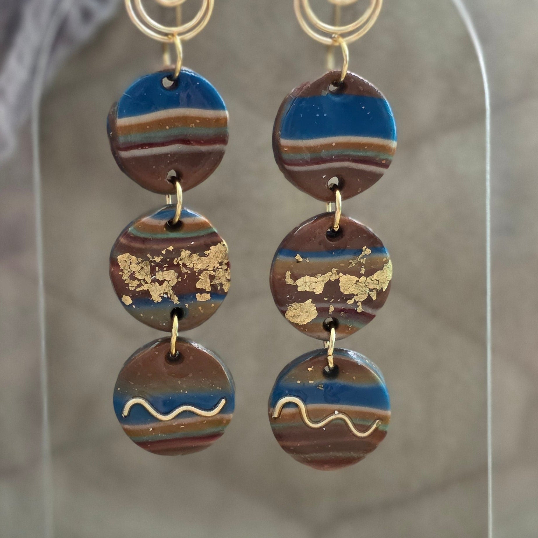polymer clay earrings, handmade earrings, marmolized earrings, artisan jewelry, statement earrings, unique earrings, copper wire earrings, gold detail earrings, boho earrings, long dangle earrings, one-of-a-kind jewelry, handcrafted jewelry, aretes largos hechos a mano en polymer clay, aretes colgantes únicos de diseño artístico, joyería artesanal moderna hecha a mano, aretes livianos y elegantes hechos a mano 
