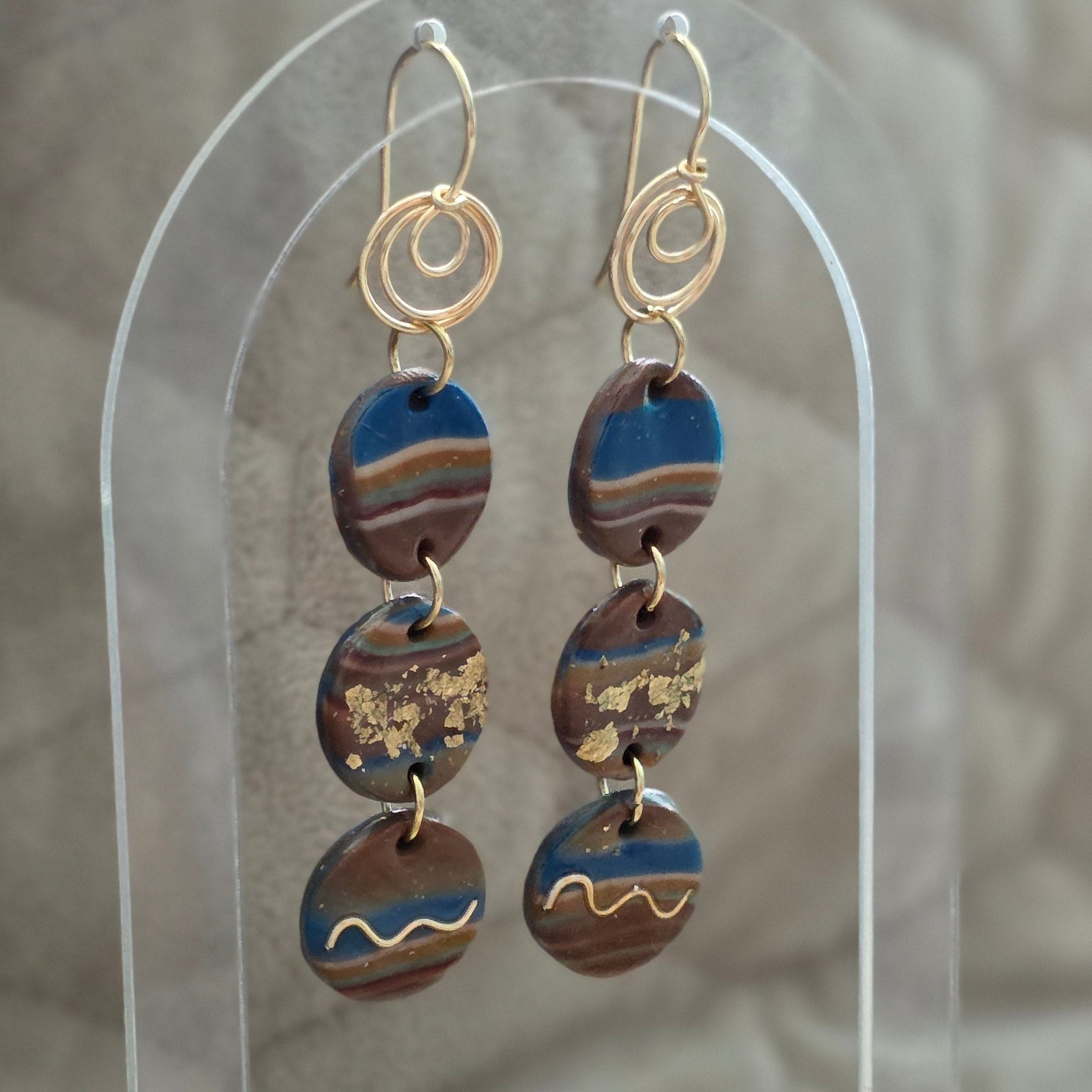 polymer clay earrings, handmade earrings, marmolized earrings, artisan jewelry, statement earrings, unique earrings, copper wire earrings, gold detail earrings, boho earrings, long dangle earrings, one-of-a-kind jewelry, handcrafted jewelry, aretes largos hechos a mano en polymer clay, aretes colgantes únicos de diseño artístico, joyería artesanal moderna hecha a mano, aretes livianos y elegantes hechos a mano 
