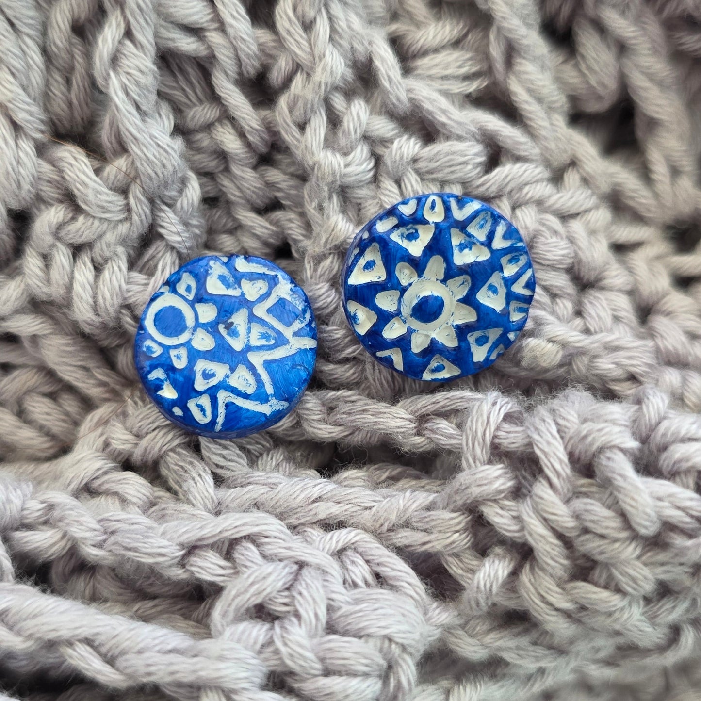 aretes hechos a mano
aretes pintados a mano
aretes tipo botón
polymer clay earrings
mosaic earrings
hand-painted earrings
stud earrings handmade
aretes artesanales
aretes pequeños
aretes coloridos
boho earrings
artisan jewelry
unique handmade earrings
lightweight earrings
handmade jewelry Puerto Rico
Blessed Knots
patterned earrings
everyday earrings
