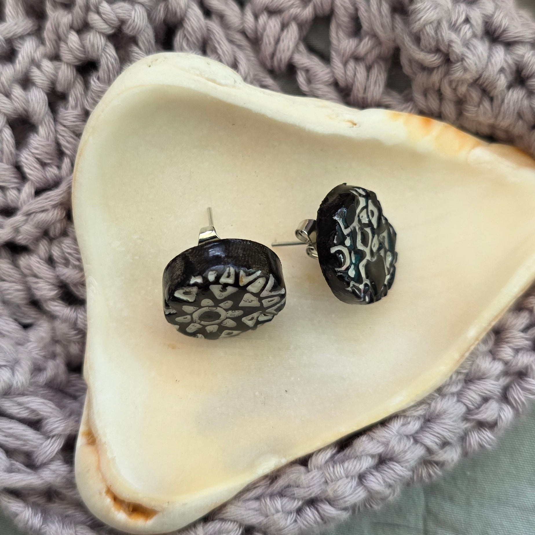 aretes hechos a mano
aretes pintados a mano
aretes tipo botón
polymer clay earrings
mosaic earrings
hand-painted earrings
stud earrings handmade
aretes artesanales
aretes pequeños
aretes coloridos
boho earrings
artisan jewelry
unique handmade earrings
lightweight earrings
handmade jewelry Puerto Rico
Blessed Knots
patterned earrings
everyday earrings