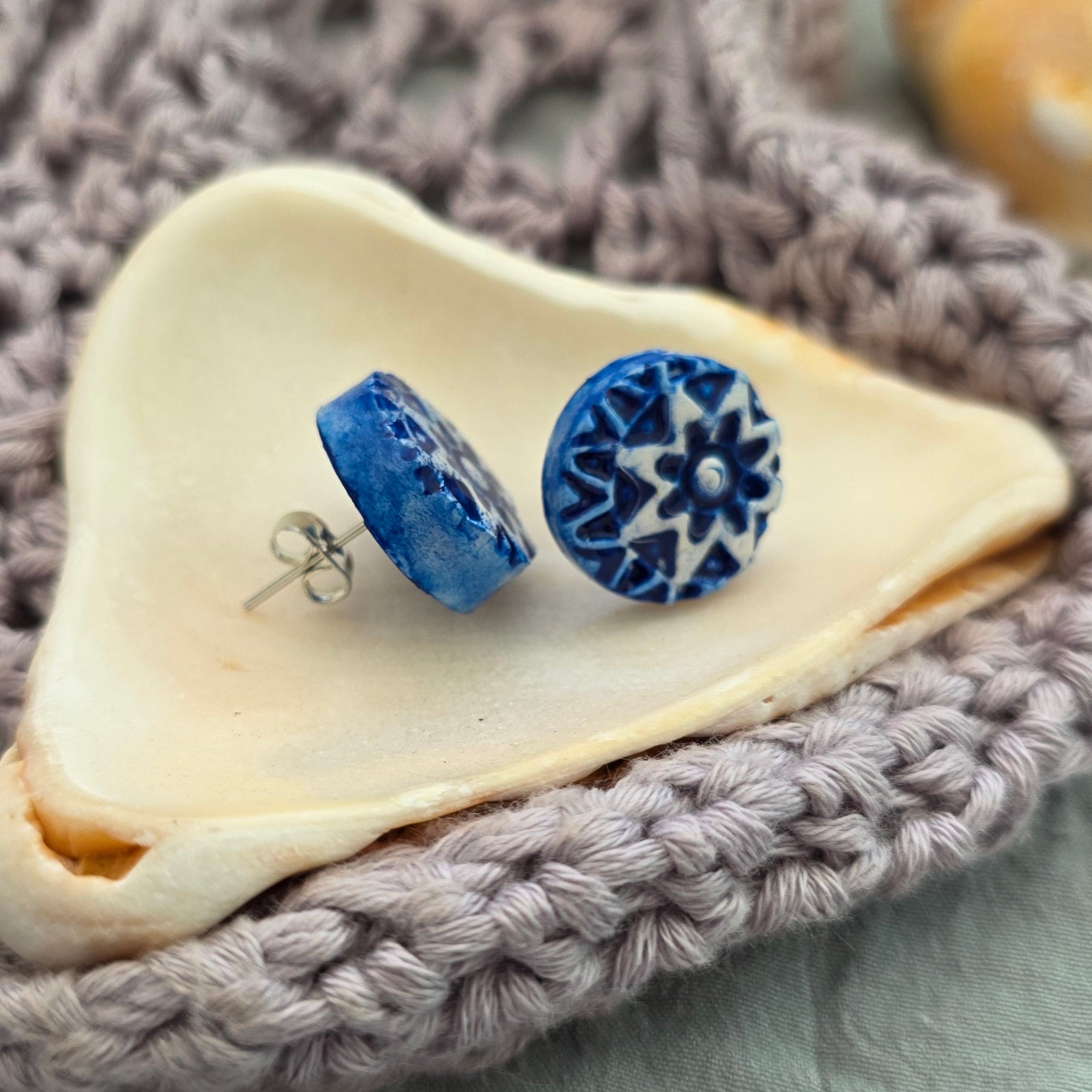 aretes hechos a mano
aretes pintados a mano
aretes tipo botón
polymer clay earrings
mosaic earrings
hand-painted earrings
stud earrings handmade
aretes artesanales
aretes pequeños
aretes coloridos
boho earrings
artisan jewelry
unique handmade earrings
lightweight earrings
handmade jewelry Puerto Rico
Blessed Knots
patterned earrings
everyday earrings