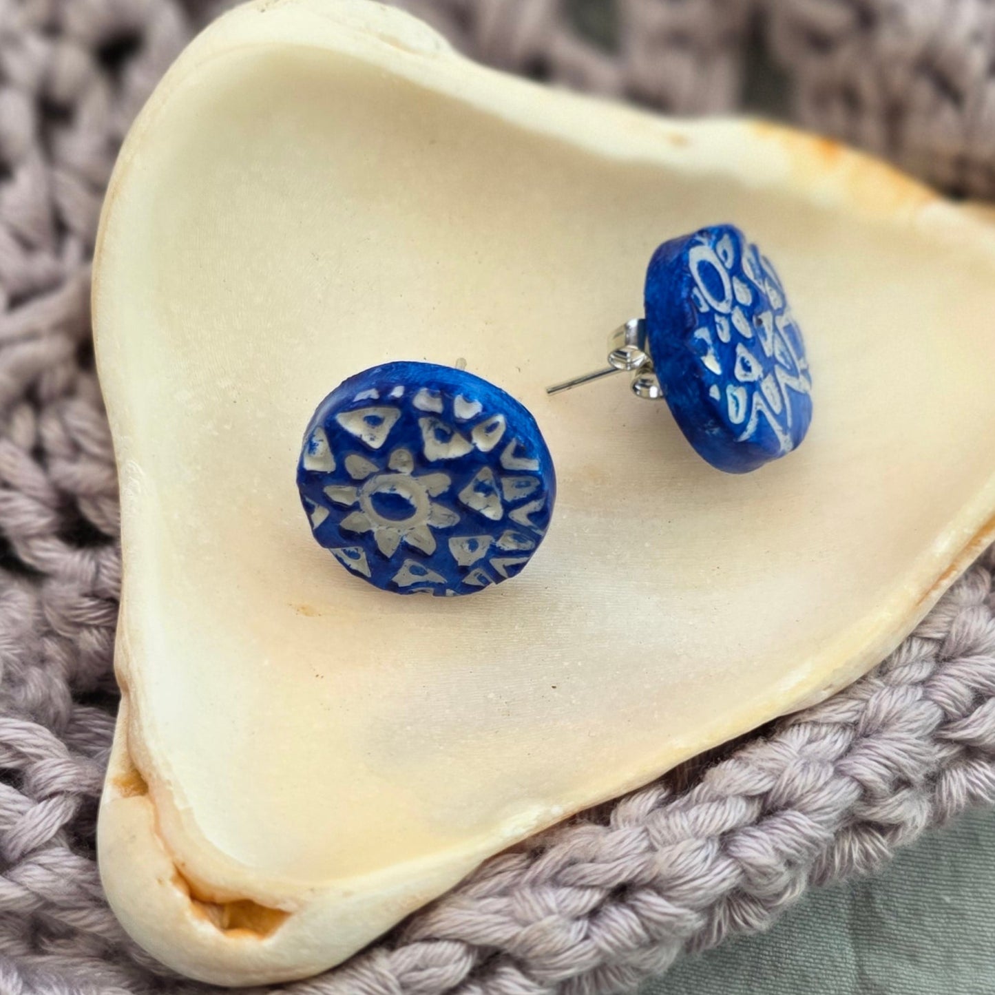 aretes hechos a mano
aretes pintados a mano
aretes tipo botón
polymer clay earrings
mosaic earrings
hand-painted earrings
stud earrings handmade
aretes artesanales
aretes pequeños
aretes coloridos
boho earrings
artisan jewelry
unique handmade earrings
lightweight earrings
handmade jewelry Puerto Rico
Blessed Knots
patterned earrings
everyday earrings