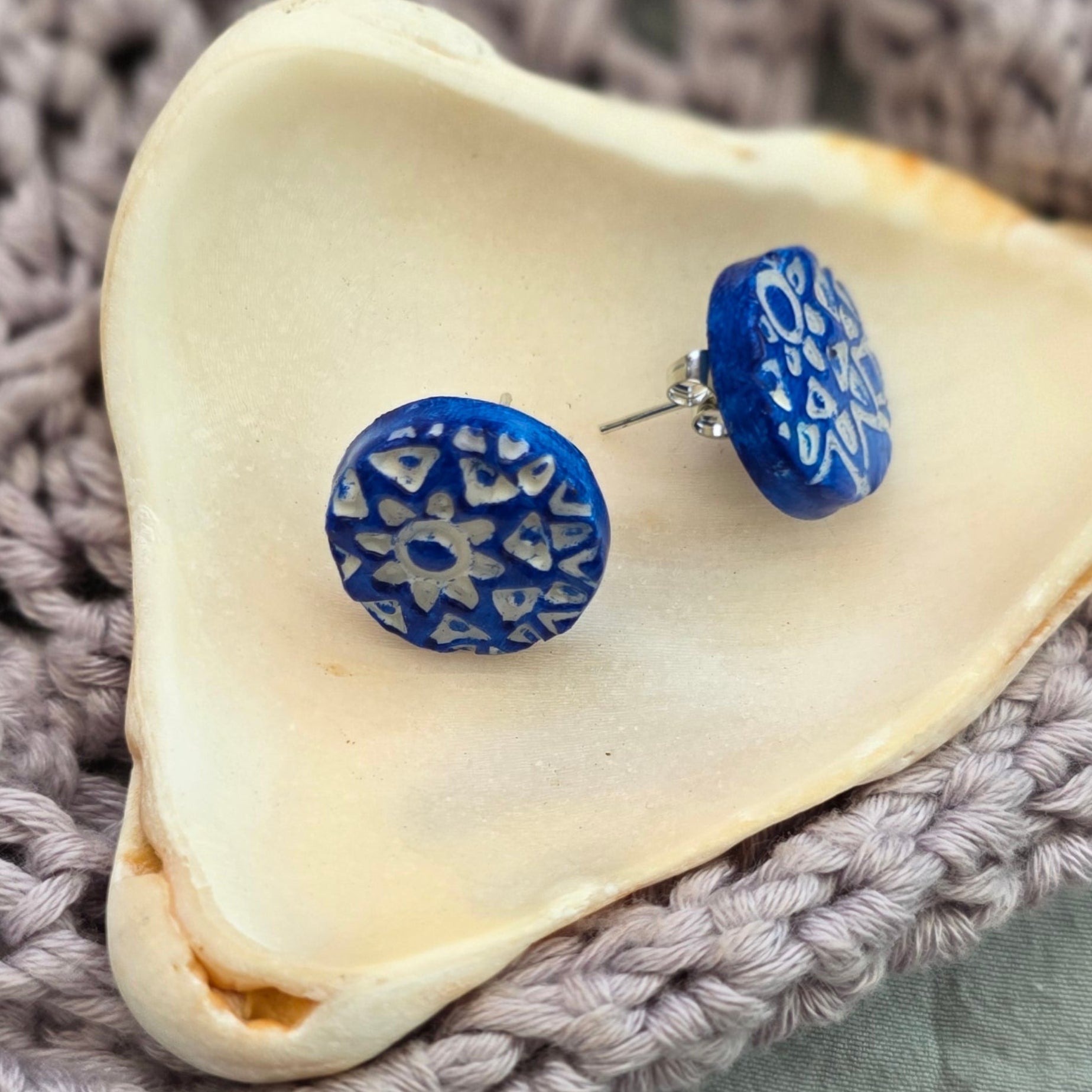 aretes hechos a mano
aretes pintados a mano
aretes tipo botón
polymer clay earrings
mosaic earrings
hand-painted earrings
stud earrings handmade
aretes artesanales
aretes pequeños
aretes coloridos
boho earrings
artisan jewelry
unique handmade earrings
lightweight earrings
handmade jewelry Puerto Rico
Blessed Knots
patterned earrings
everyday earrings