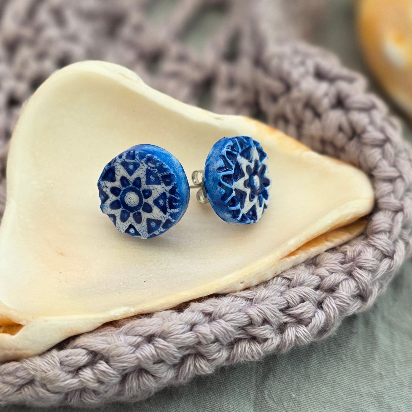 aretes hechos a mano
aretes pintados a mano
aretes tipo botón
polymer clay earrings
mosaic earrings
hand-painted earrings
stud earrings handmade
aretes artesanales
aretes pequeños
aretes coloridos
boho earrings
artisan jewelry
unique handmade earrings
lightweight earrings
handmade jewelry Puerto Rico
Blessed Knots
patterned earrings
everyday earrings