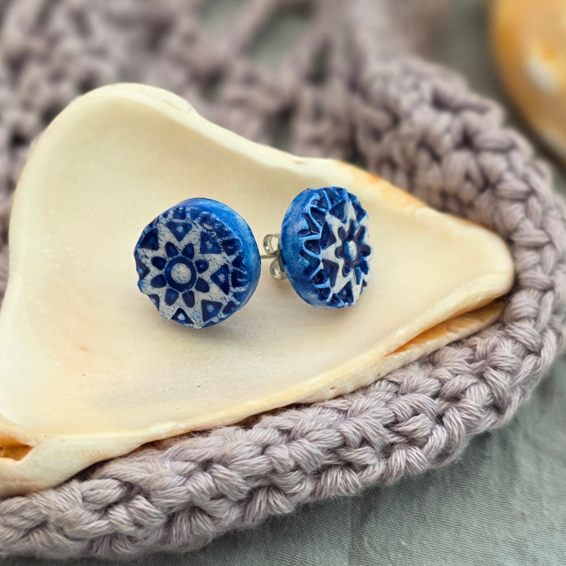 aretes hechos a mano
aretes pintados a mano
aretes tipo botón
polymer clay earrings
mosaic earrings
hand-painted earrings
stud earrings handmade
aretes artesanales
aretes pequeños
aretes coloridos
boho earrings
artisan jewelry
unique handmade earrings
lightweight earrings
handmade jewelry Puerto Rico
Blessed Knots
patterned earrings
everyday earrings