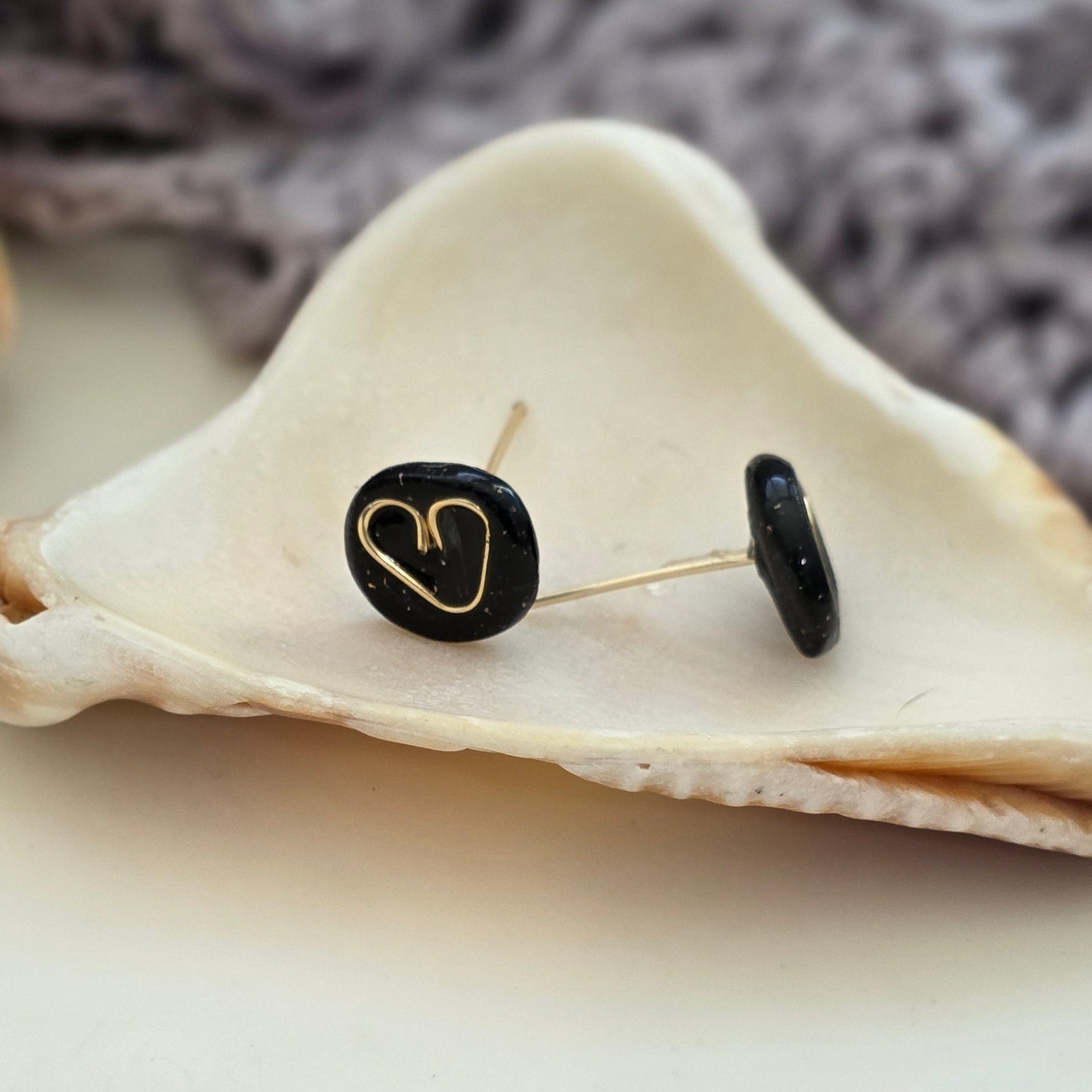 Aretes corazón negros
black heart stud earrings
Aretes tipo botón elegantes
Aretes hechos a mano Puerto Rico
handmade jewelry PR
Aretes minimalistas
Stud earrings heart gold
Aretes pequeños modernos
blessed knots jewelry
Aretes artesanales
Regalos hechos a mano
Black stud earrings handmade