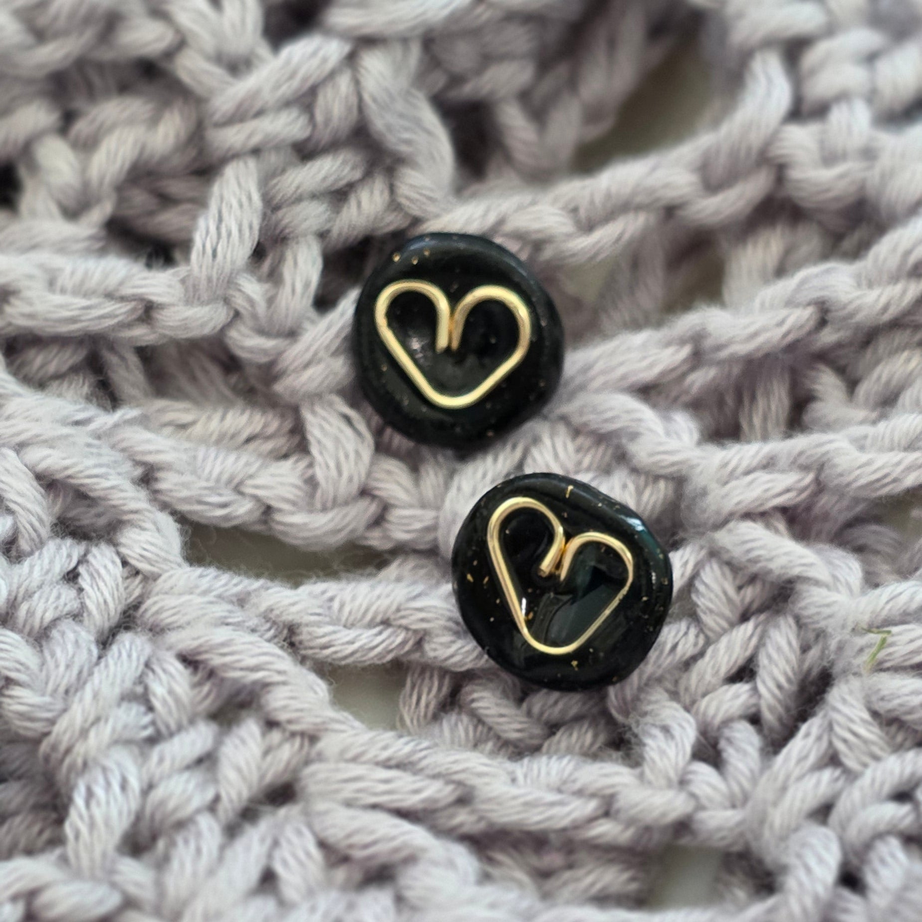 Aretes corazón negros
black heart stud earrings
Aretes tipo botón elegantes
Aretes hechos a mano Puerto Rico
handmade jewelry PR
Aretes minimalistas
Stud earrings heart gold
Aretes pequeños modernos
blessed knots jewelry
Aretes artesanales
Regalos hechos a mano
Black stud earrings handmade