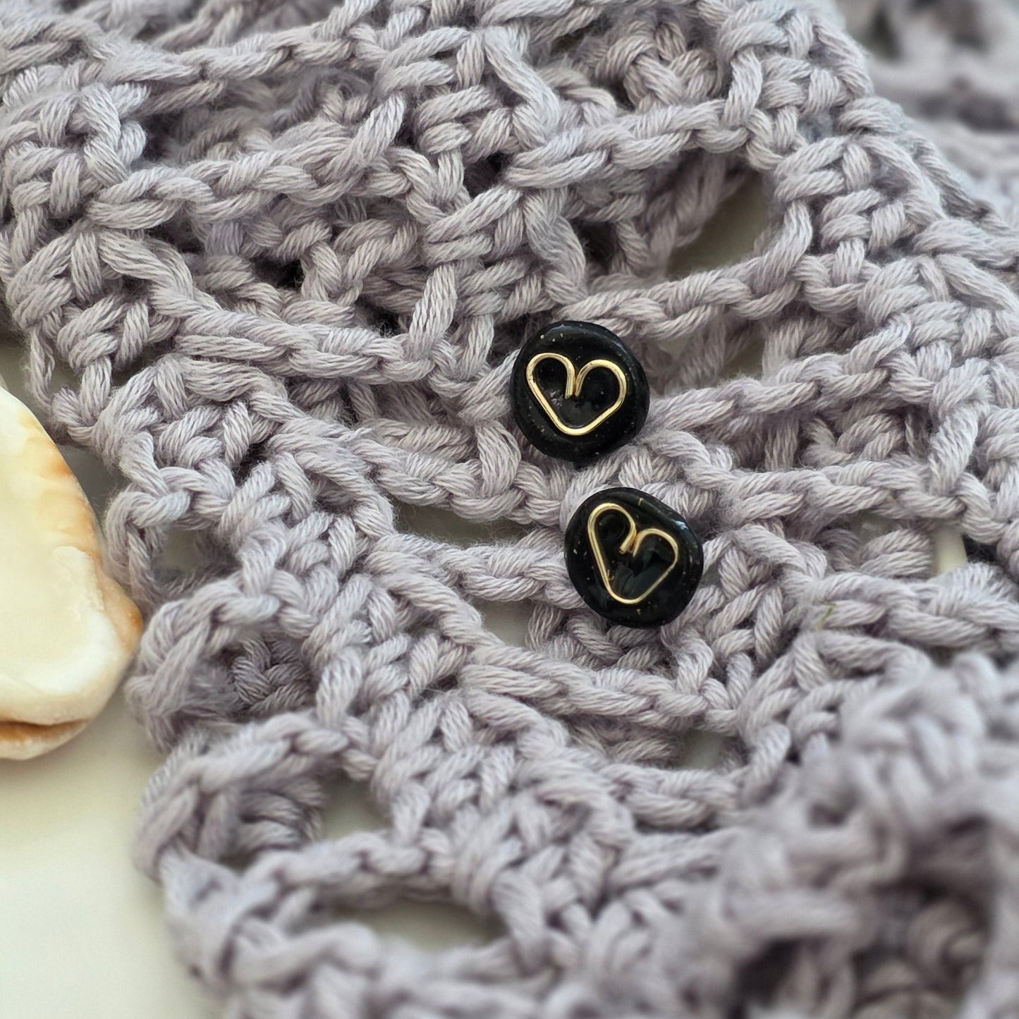 Aretes corazón negros
black heart stud earrings
Aretes tipo botón elegantes
Aretes hechos a mano Puerto Rico
handmade jewelry PR
Aretes minimalistas
Stud earrings heart gold
Aretes pequeños modernos
blessed knots jewelry
Aretes artesanales
Regalos hechos a mano
Black stud earrings handmade