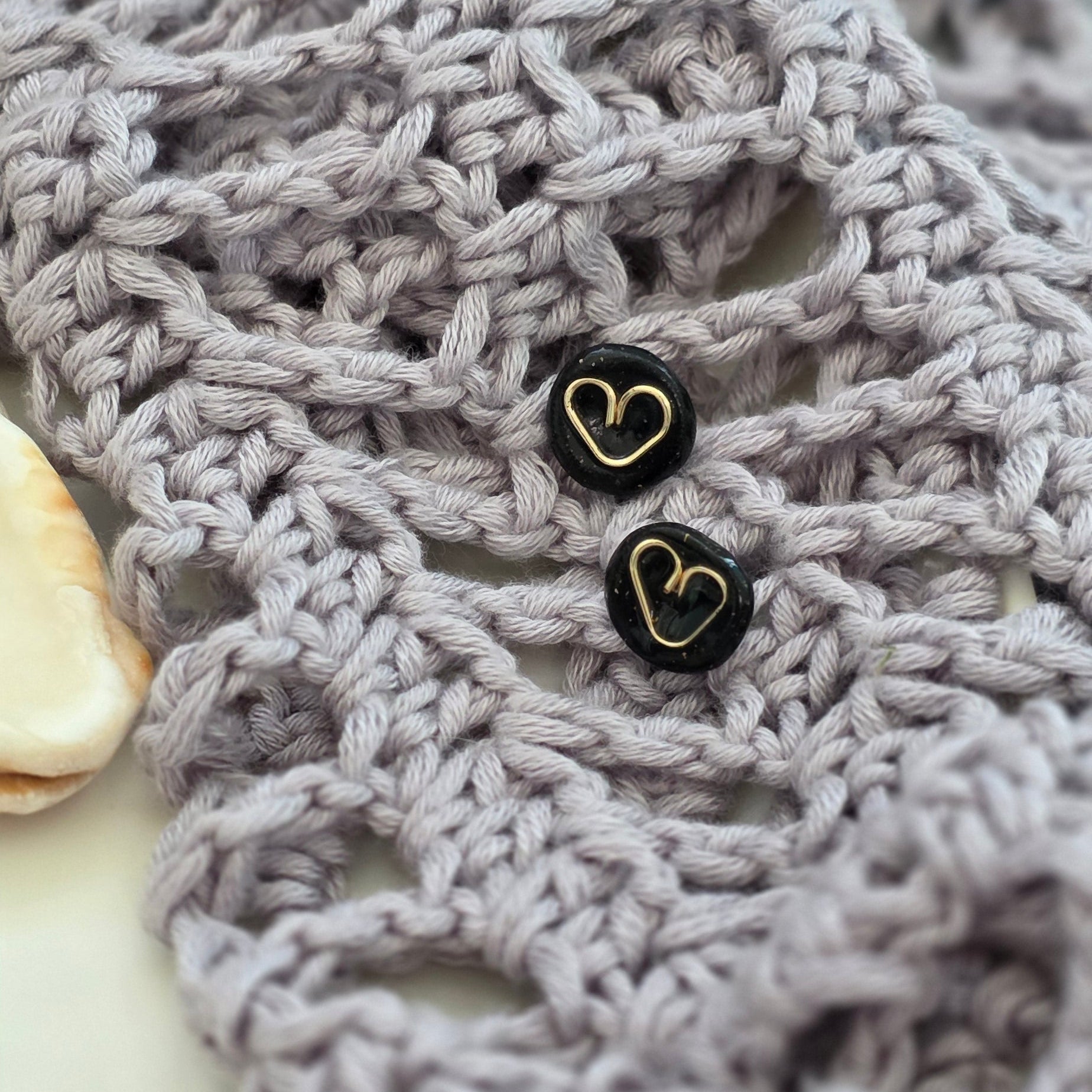 Aretes corazón negros
black heart stud earrings
Aretes tipo botón elegantes
Aretes hechos a mano Puerto Rico
handmade jewelry PR
Aretes minimalistas
Stud earrings heart gold
Aretes pequeños modernos
blessed knots jewelry
Aretes artesanales
Regalos hechos a mano
Black stud earrings handmade