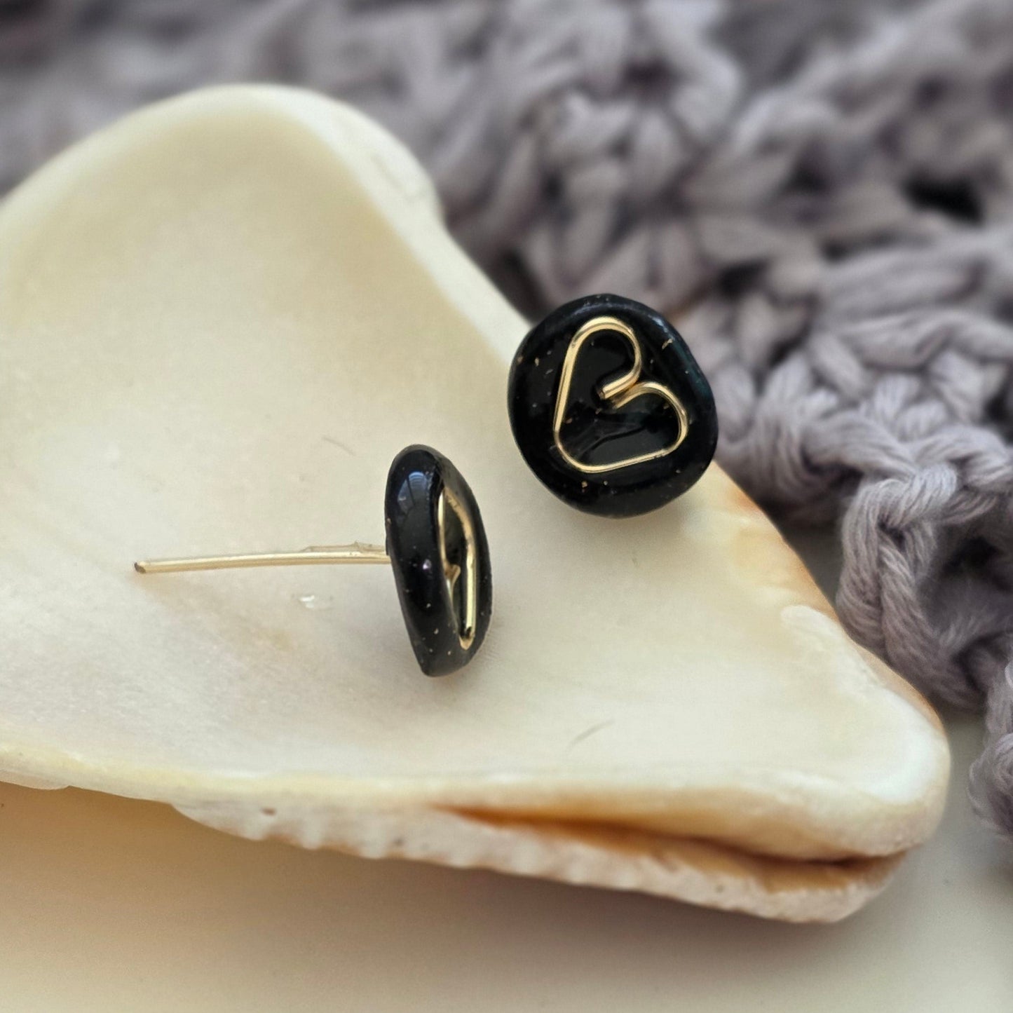 Aretes corazón negros
black heart stud earrings
Aretes tipo botón elegantes
Aretes hechos a mano Puerto Rico
handmade jewelry PR
Aretes minimalistas
Stud earrings heart gold
Aretes pequeños modernos
blessed knots jewelry
Aretes artesanales
Regalos hechos a mano
Black stud earrings handmade