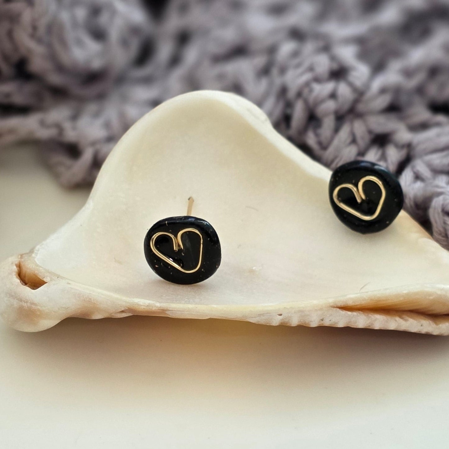 Aretes corazón negros
black heart stud earrings
Aretes tipo botón elegantes
Aretes hechos a mano Puerto Rico
handmade jewelry PR
Aretes minimalistas
Stud earrings heart gold
Aretes pequeños modernos
blessed knots jewelry
Aretes artesanales
Regalos hechos a mano
Black stud earrings handmade