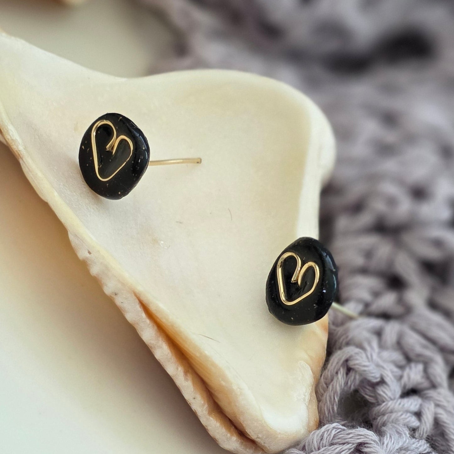 Aretes corazón negros
black heart stud earrings
Aretes tipo botón elegantes
Aretes hechos a mano Puerto Rico
handmade jewelry PR
Aretes minimalistas
Stud earrings heart gold
Aretes pequeños modernos
blessed knots jewelry
Aretes artesanales
Regalos hechos a mano
Black stud earrings handmade