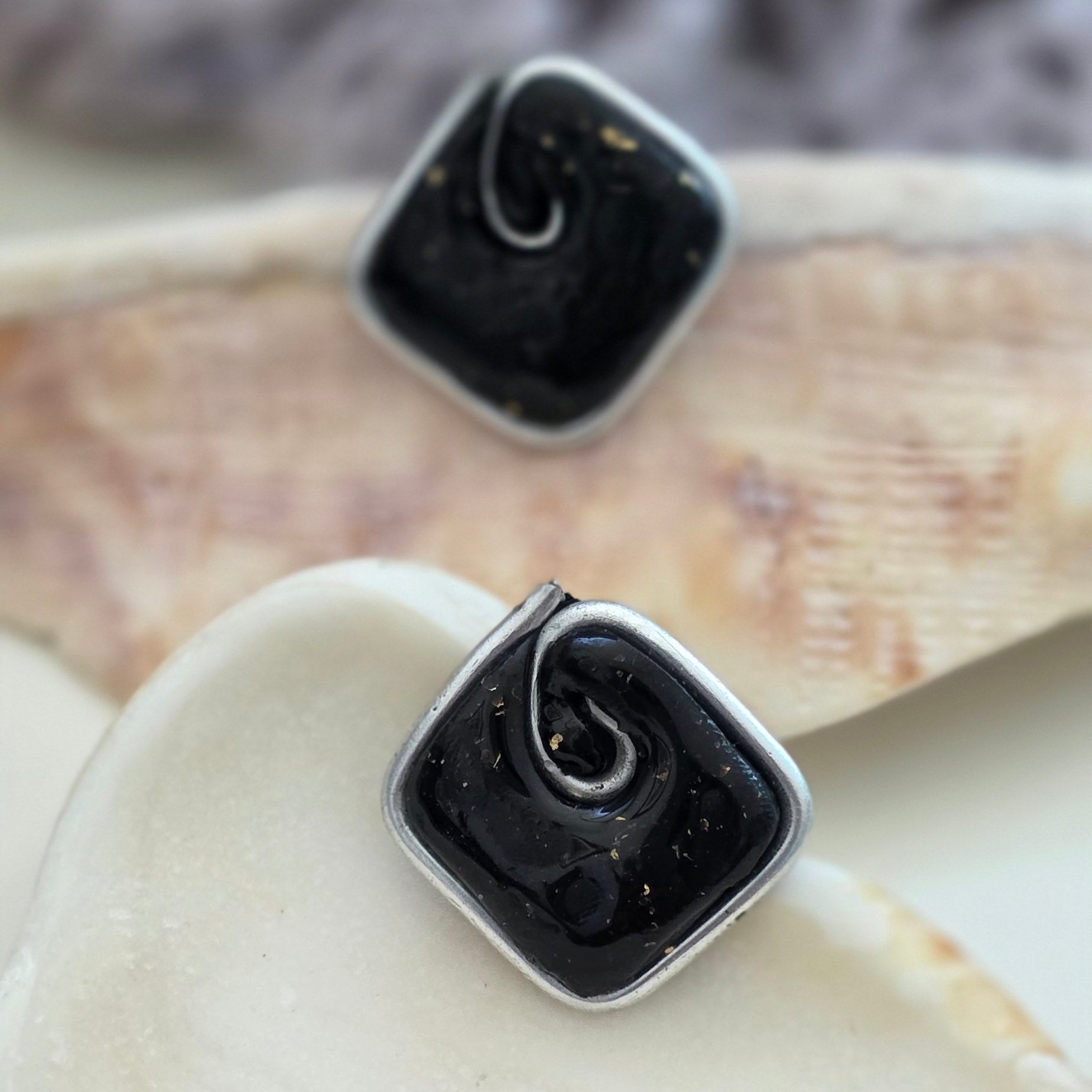 Aretes hechos a mano
Aretes artesanales
Aretes tipo botón
Stud earrings handmade
handmade stud earrings
Black stud earrings
Aretes negros elegantes
Aretes minimalistas
Aretes pequeños
Aretes delicados