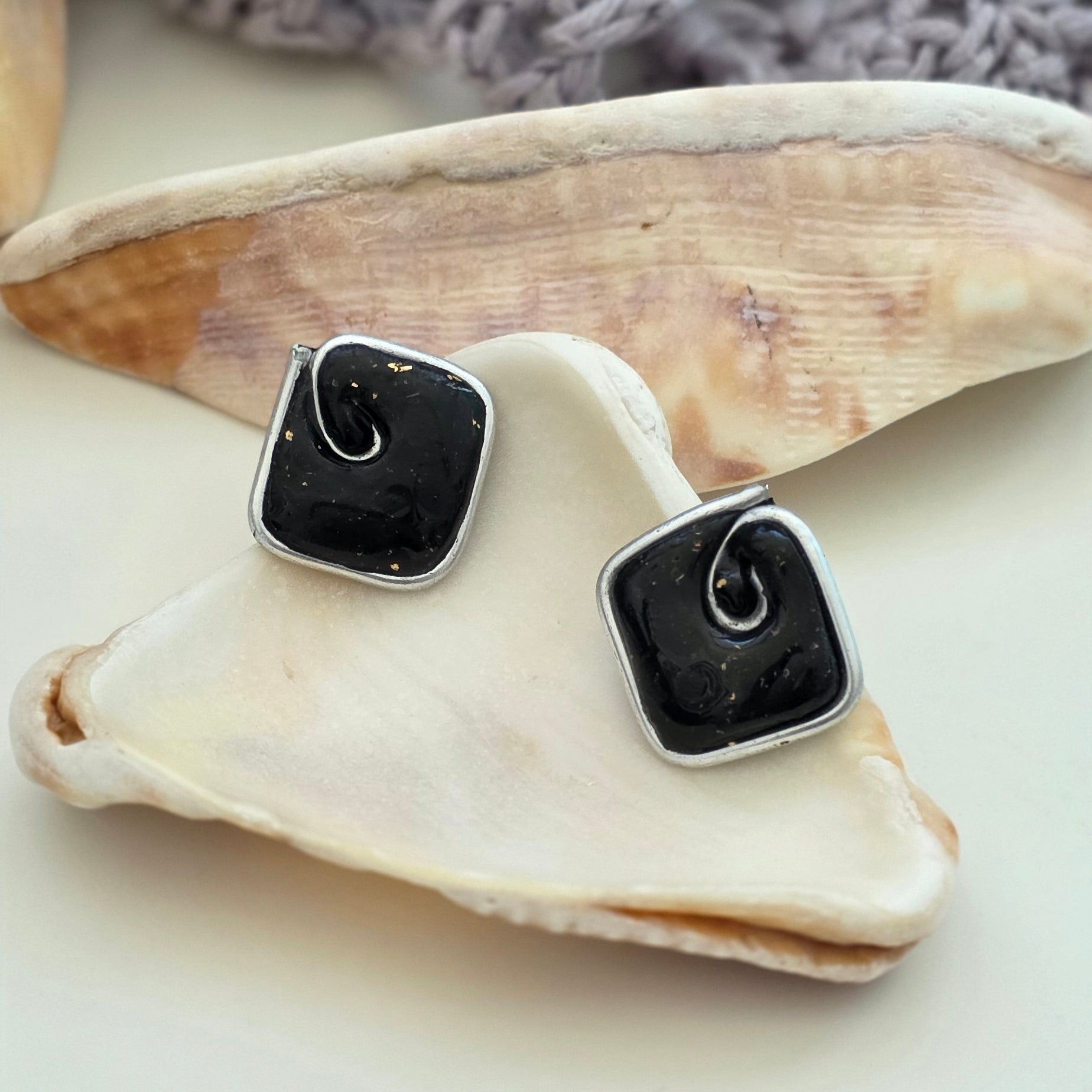 Aretes hechos a mano
Aretes artesanales
Aretes tipo botón
Stud earrings handmade
handmade stud earrings
Black stud earrings
Aretes negros elegantes
Aretes minimalistas
Aretes pequeños
Aretes delicados