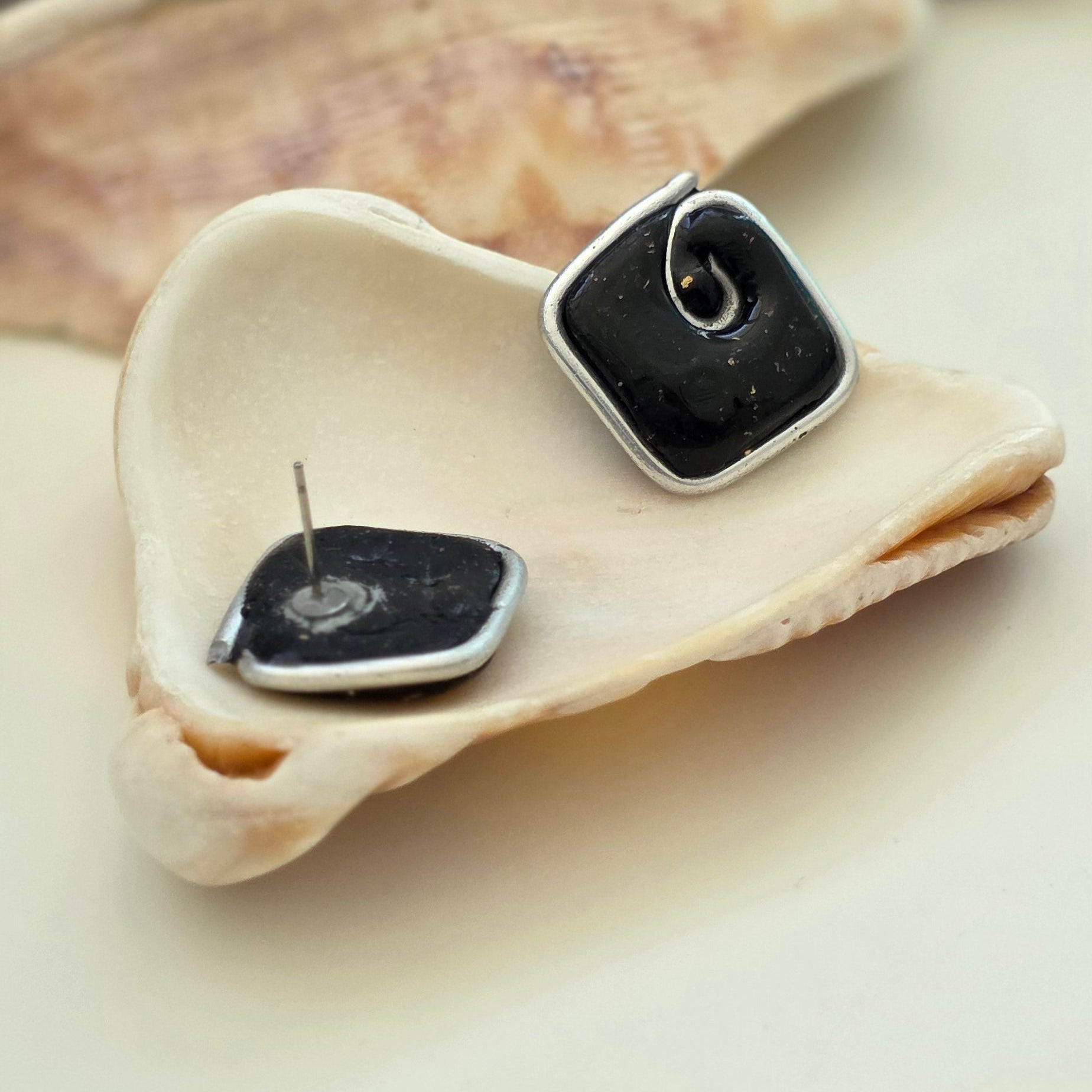 Aretes hechos a mano
Aretes artesanales
Aretes tipo botón
Stud earrings handmade
handmade stud earrings
Black stud earrings
Aretes negros elegantes
Aretes minimalistas
Aretes pequeños
Aretes delicados