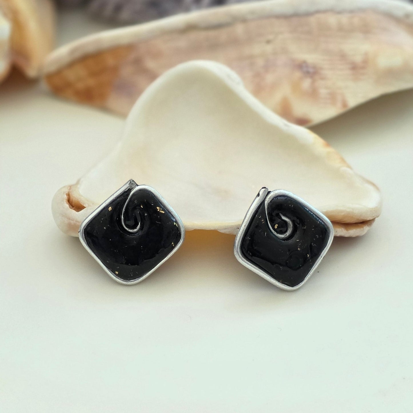 Aretes hechos a mano
Aretes artesanales
Aretes tipo botón
Stud earrings handmade
handmade stud earrings
Black stud earrings
Aretes negros elegantes
Aretes minimalistas
Aretes pequeños
Aretes delicados