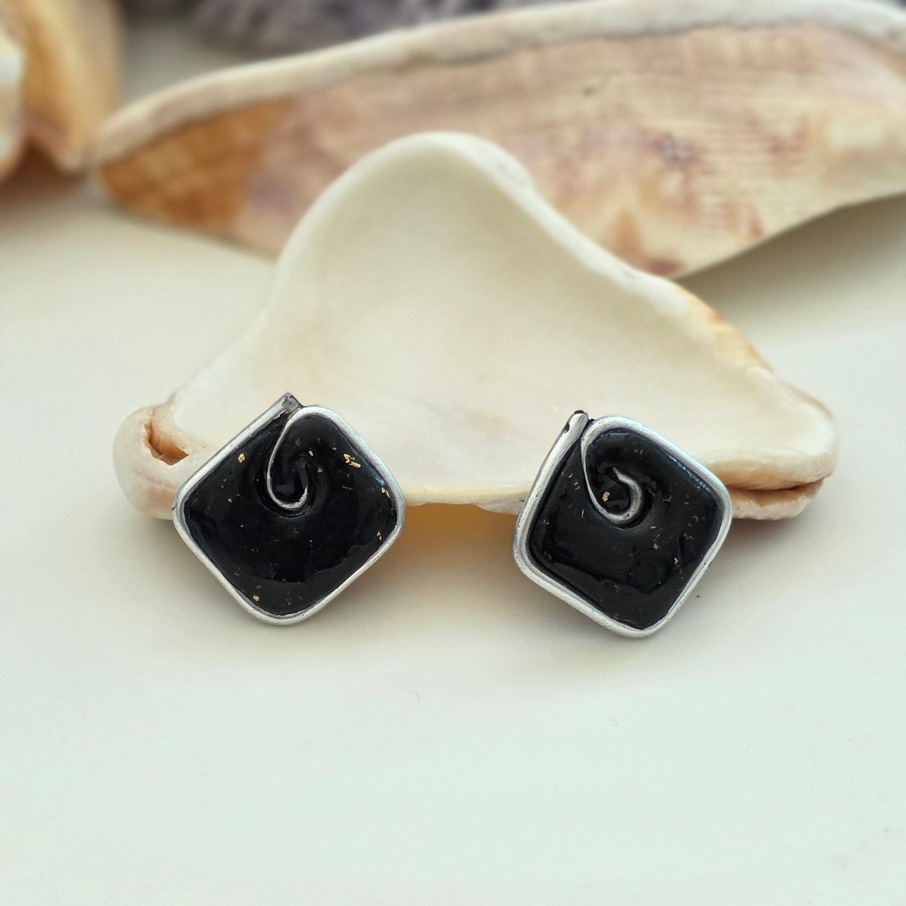 Aretes hechos a mano
Aretes artesanales
Aretes tipo botón
Stud earrings handmade
handmade stud earrings
Black stud earrings
Aretes negros elegantes
Aretes minimalistas
Aretes pequeños
Aretes delicados