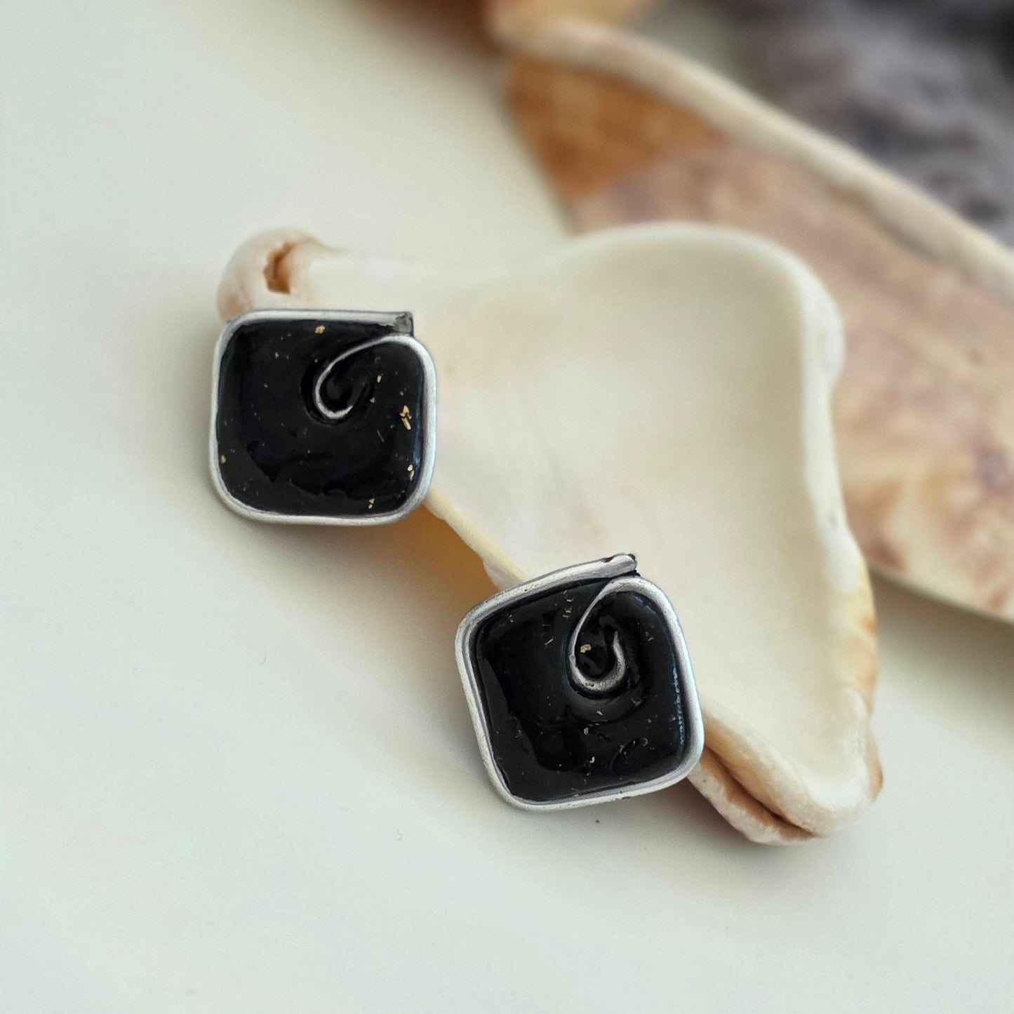 Aretes hechos a mano
Aretes artesanales
Aretes tipo botón
Stud earrings handmade
handmade stud earrings
Black stud earrings
Aretes negros elegantes
Aretes minimalistas
Aretes pequeños
Aretes delicados