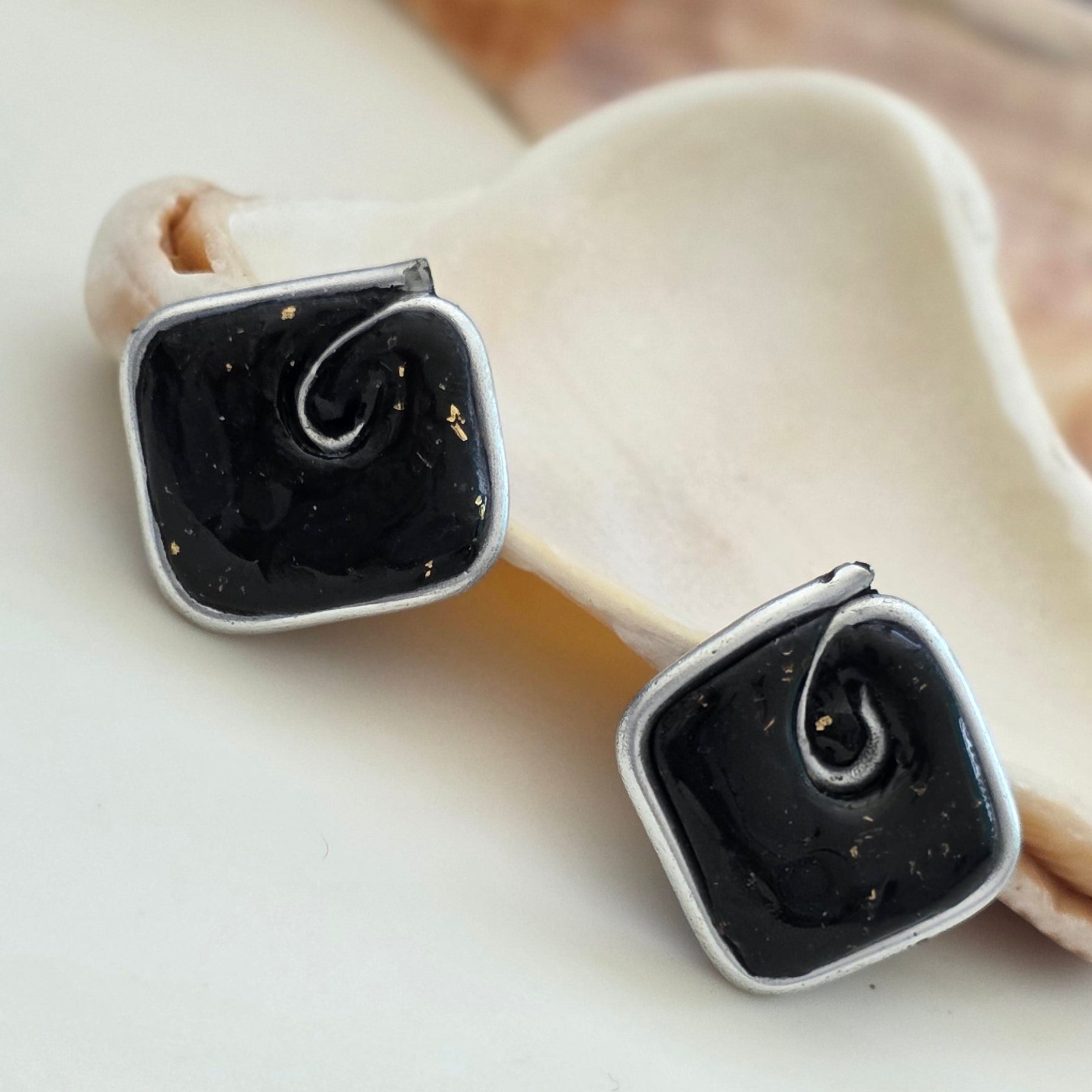 Aretes hechos a mano
Aretes artesanales
Aretes tipo botón
Stud earrings handmade
handmade stud earrings
Black stud earrings
Aretes negros elegantes
Aretes minimalistas
Aretes pequeños
Aretes delicados