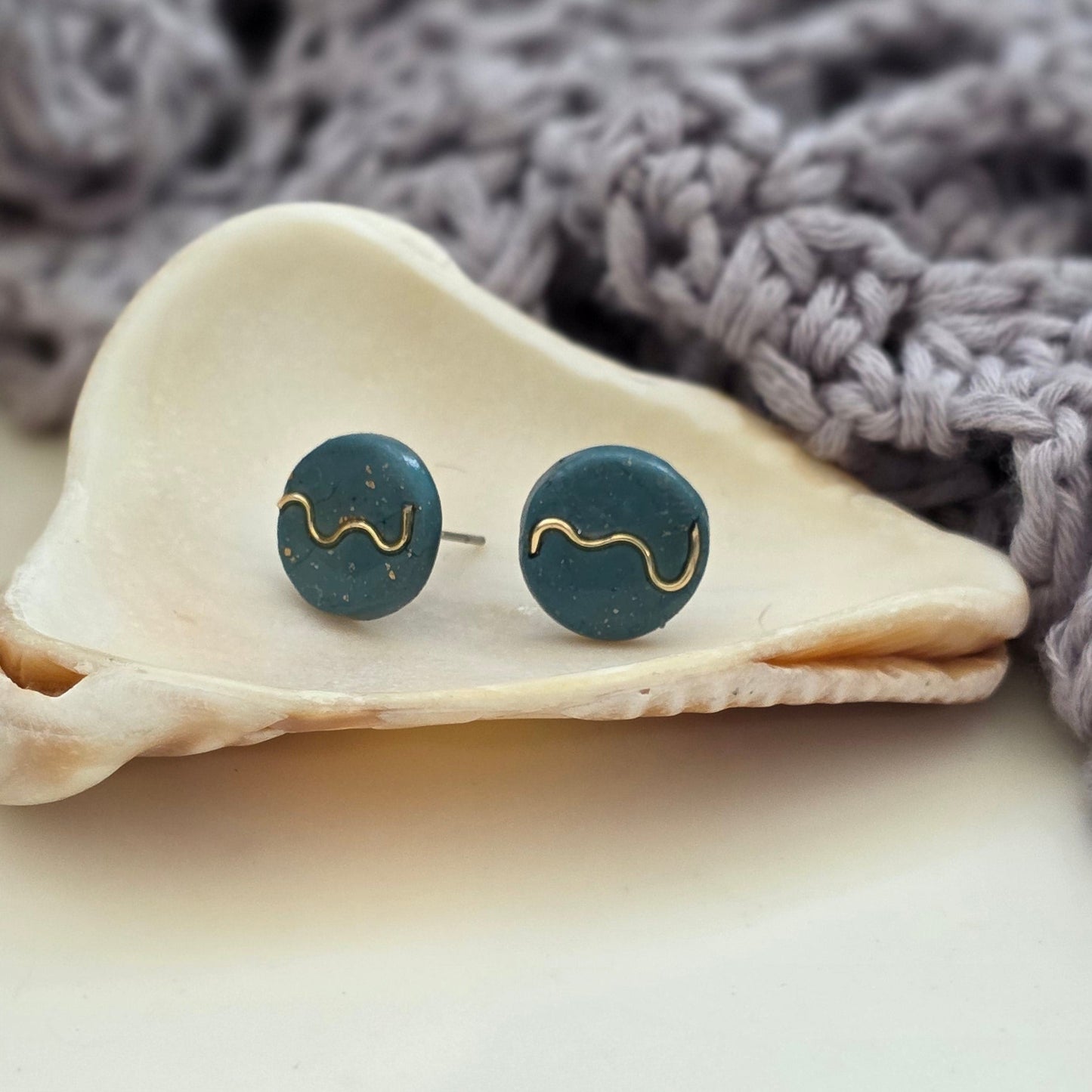 Aretes azul verdoso
Stud earrings teal
Aretes tipo botón hechos a mano
handmade jewelry Puerto Rico
Aretes minimalistas
Aretes con alambre dorado
Ocean-inspired jewelry
Aretes pequeños elegantes
blessed knots jewelry
Aretes artesanales
Jewelry handmade PR
Regalos hechos a mano