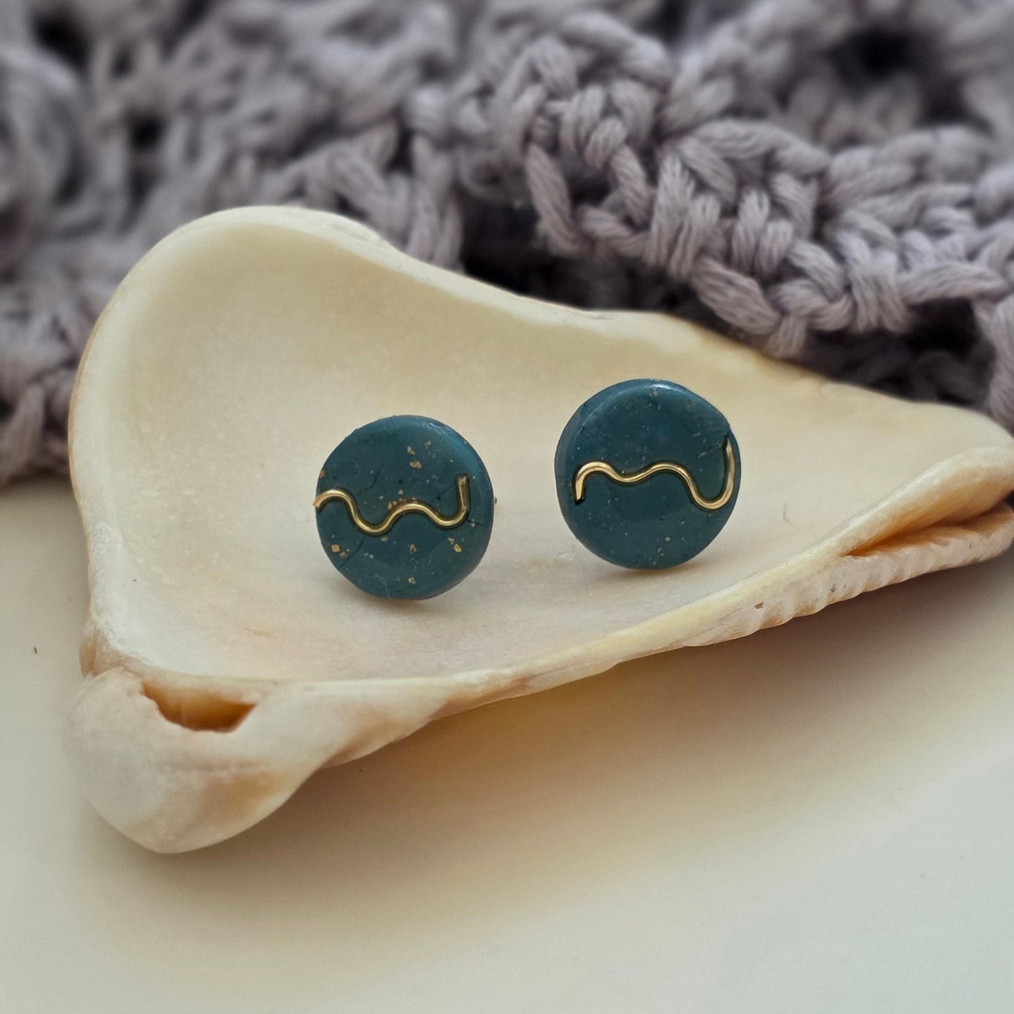 Aretes azul verdoso
Stud earrings teal
Aretes tipo botón hechos a mano
handmade jewelry Puerto Rico
Aretes minimalistas
Aretes con alambre dorado
Ocean-inspired jewelry
Aretes pequeños elegantes
blessed knots jewelry
Aretes artesanales
Jewelry handmade PR
Regalos hechos a mano