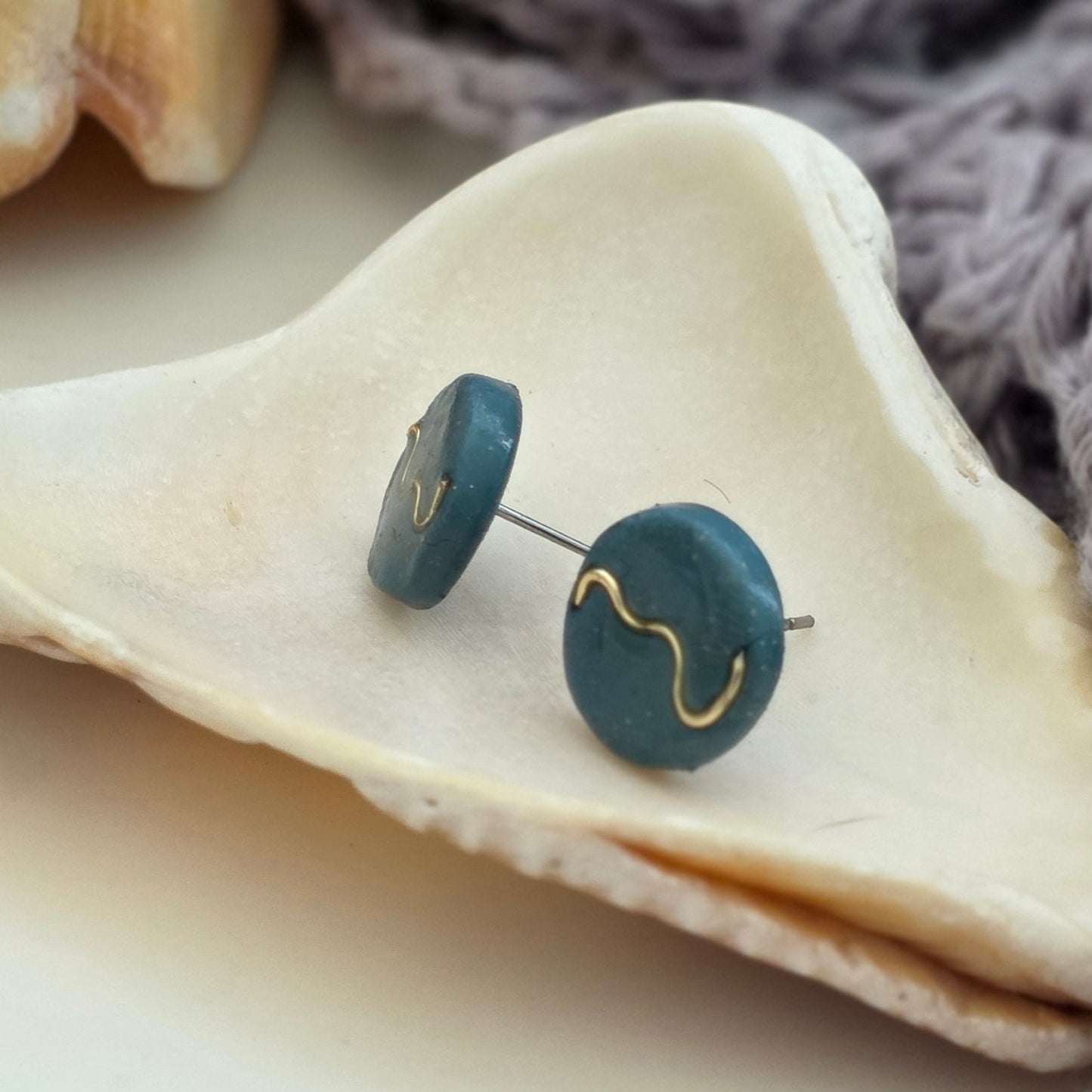 Aretes azul verdoso
Stud earrings teal
Aretes tipo botón hechos a mano
handmade jewelry Puerto Rico
Aretes minimalistas
Aretes con alambre dorado
Ocean-inspired jewelry
Aretes pequeños elegantes
blessed knots jewelry
Aretes artesanales
Jewelry handmade PR
Regalos hechos a mano