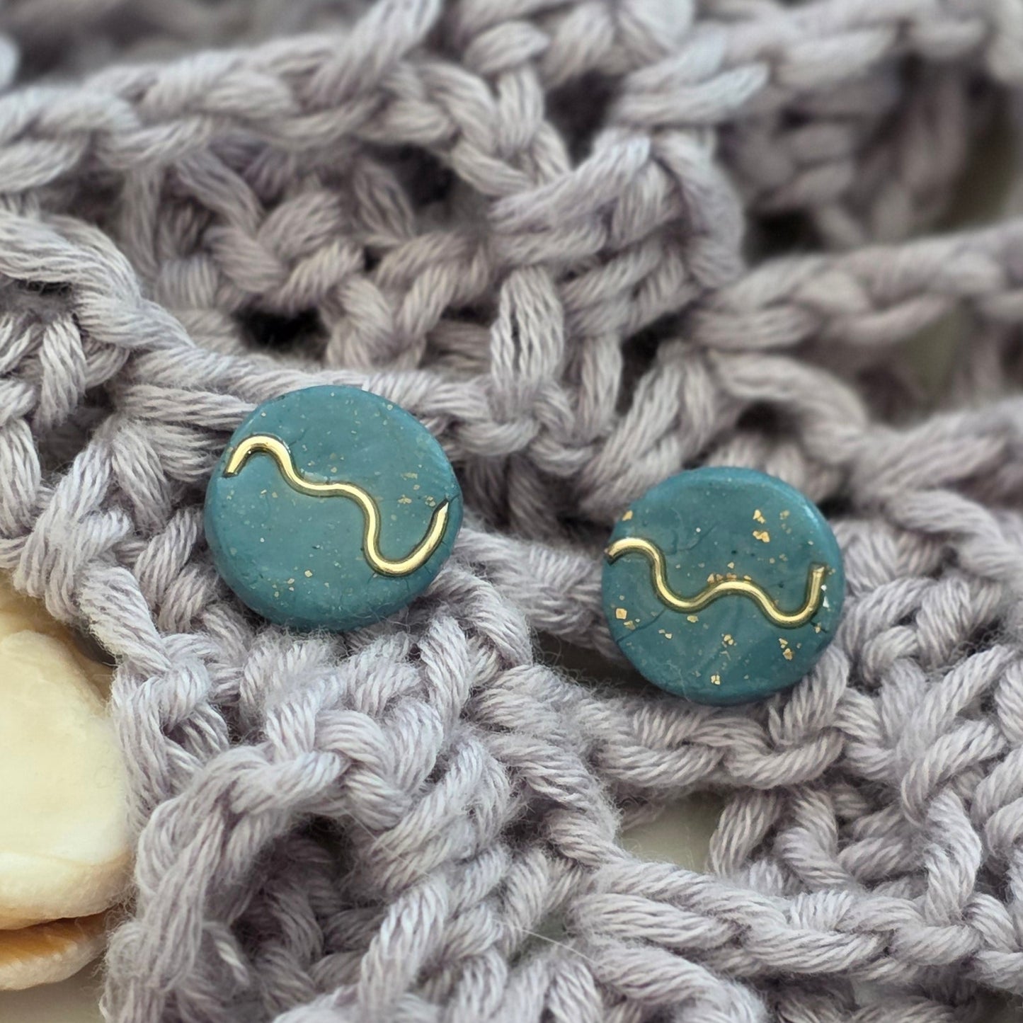 Aretes azul verdoso
Stud earrings teal
Aretes tipo botón hechos a mano
handmade jewelry Puerto Rico
Aretes minimalistas
Aretes con alambre dorado
Ocean-inspired jewelry
Aretes pequeños elegantes
blessed knots jewelry
Aretes artesanales
Jewelry handmade PR
Regalos hechos a mano