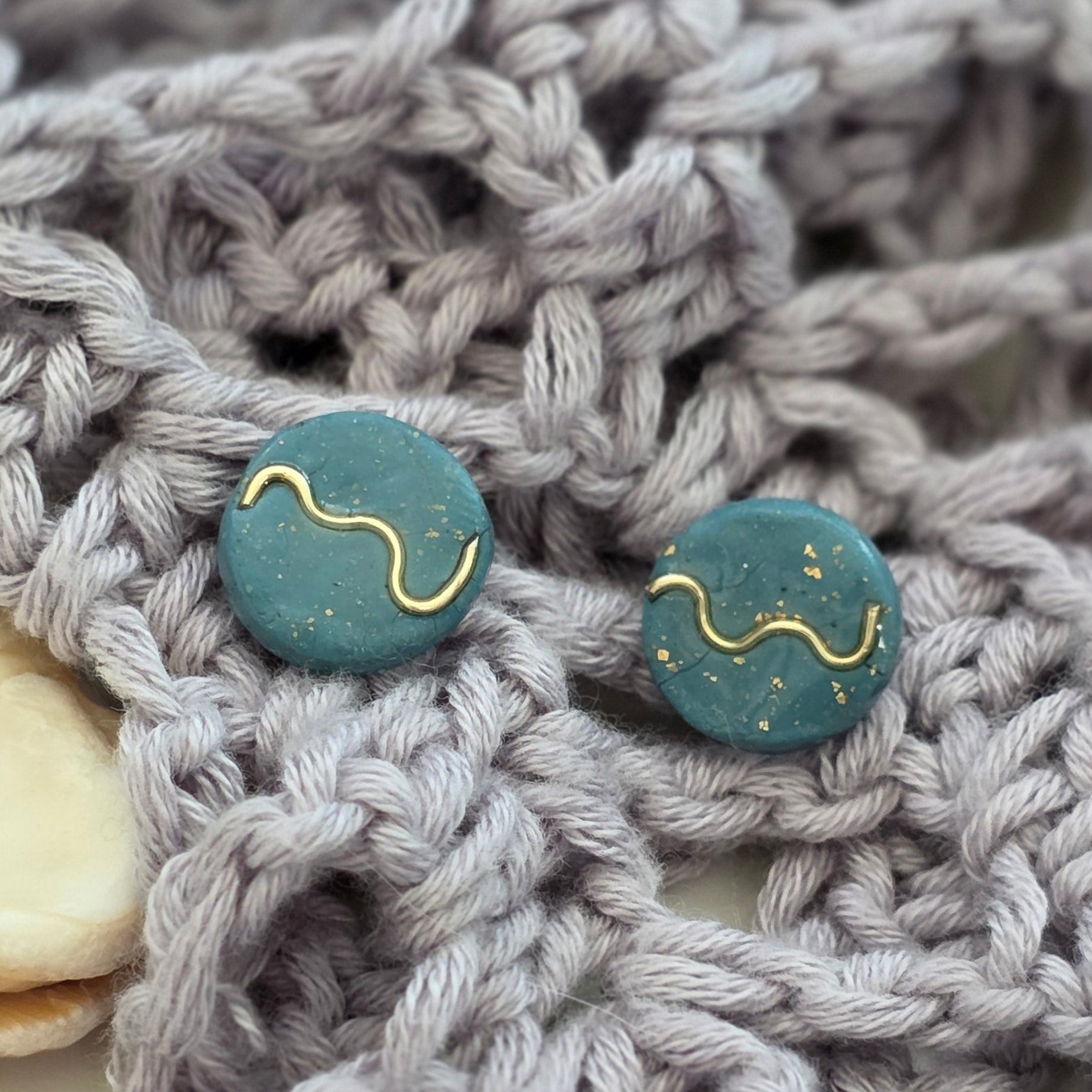 Aretes azul verdoso
Stud earrings teal
Aretes tipo botón hechos a mano
handmade jewelry Puerto Rico
Aretes minimalistas
Aretes con alambre dorado
Ocean-inspired jewelry
Aretes pequeños elegantes
blessed knots jewelry
Aretes artesanales
Jewelry handmade PR
Regalos hechos a mano