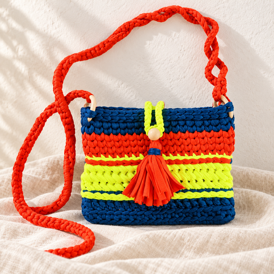 bolso boho colorido, bolso cruzado artesanal, bolso con detalles de madera, bolso tejido tipo t-shirt, bolso vibrante hecho a mano, bolso bohemio moderno, bolso grande mujer 2025, accesorios boho crochet, trapillo.
