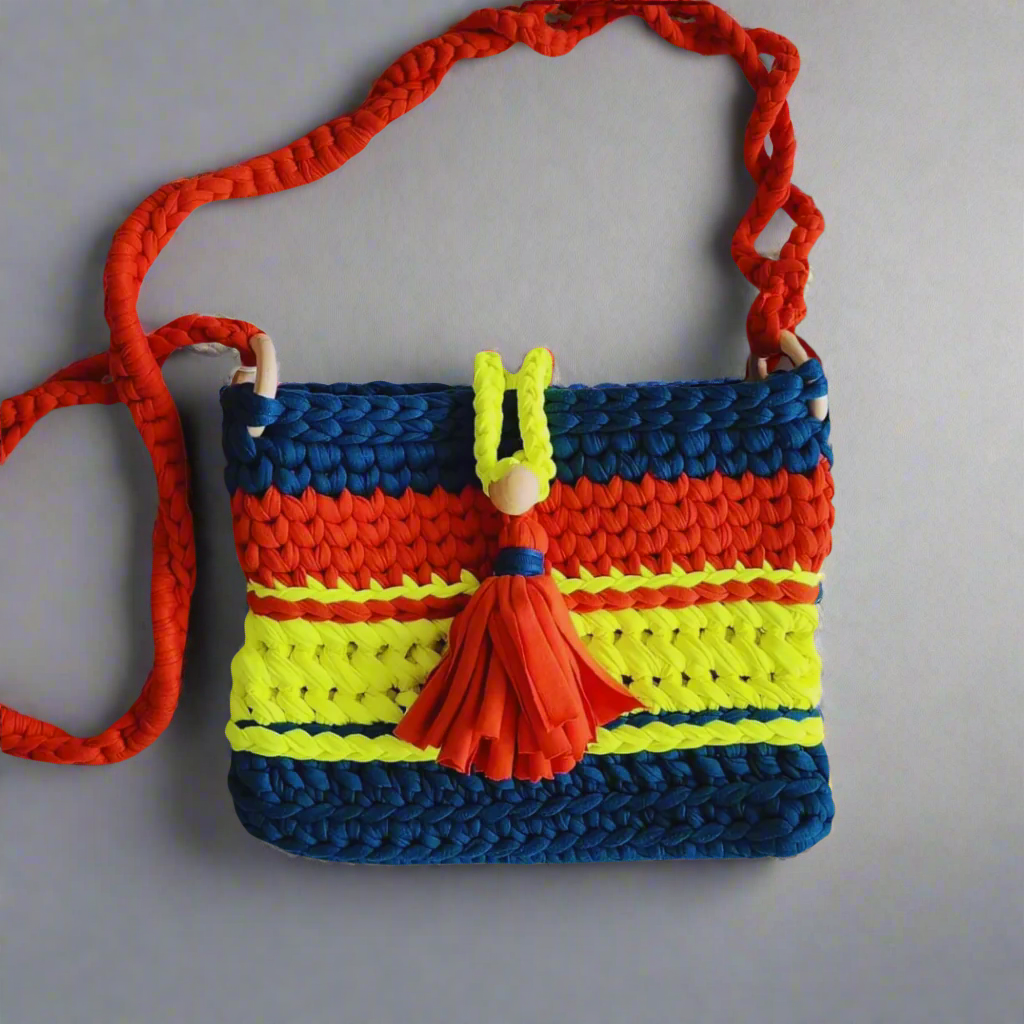 bolso boho colorido, bolso cruzado artesanal, bolso con detalles de madera, bolso tejido tipo t-shirt, bolso vibrante hecho a mano, bolso bohemio moderno, bolso grande mujer 2025, accesorios boho crochet, trapillo.