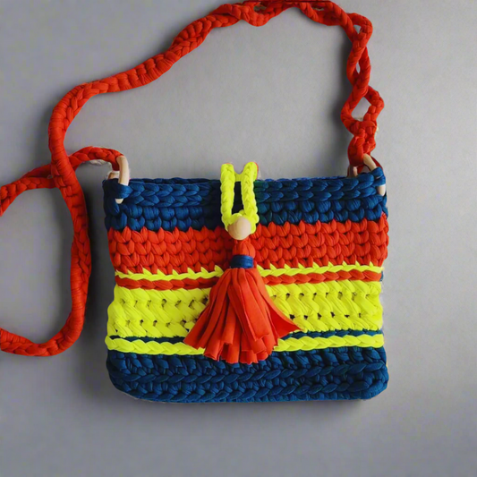 bolso boho colorido, bolso cruzado artesanal, bolso con detalles de madera, bolso tejido tipo t-shirt, bolso vibrante hecho a mano, bolso bohemio moderno, bolso grande mujer 2025, accesorios boho crochet, trapillo.