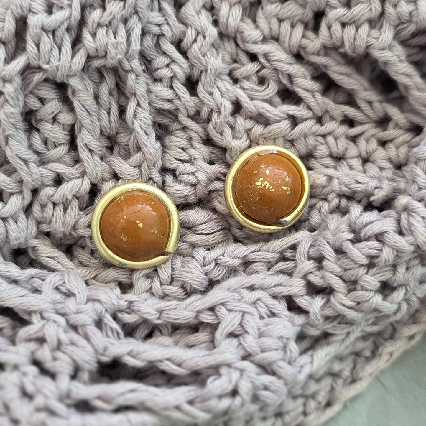 aretes hechos a mano
aretes tipo botón
stud earrings handmade
aretes color arena
neutral earrings
gold stud earrings
silver stud earrings
aretes minimalistas
aretes pequeños
everyday earrings
coastal jewelry
handmade jewelry Puerto Rico
Blessed Knots
limited edition jewelry