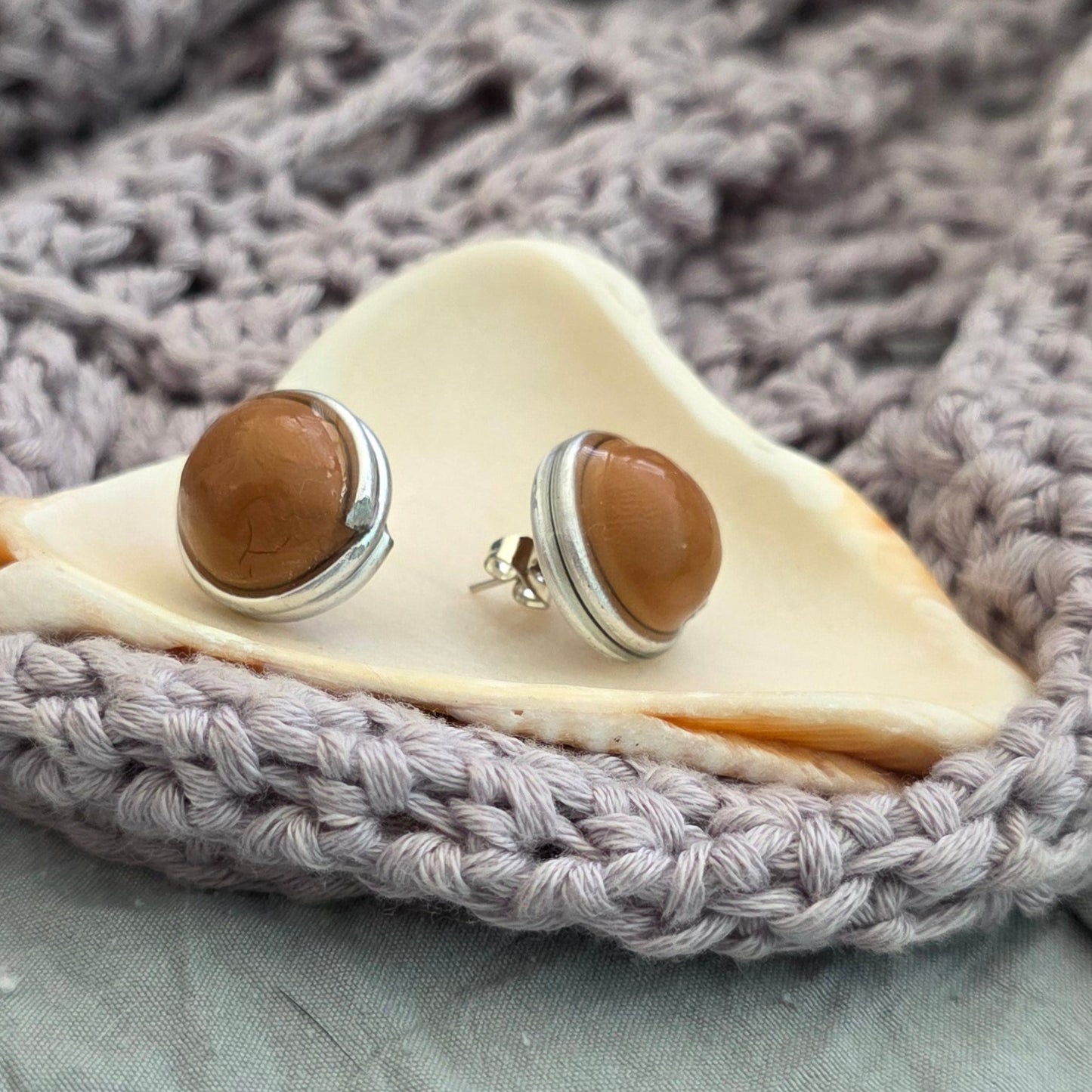 aretes hechos a mano
aretes tipo botón
stud earrings handmade
aretes color arena
neutral earrings
gold stud earrings
silver stud earrings
aretes minimalistas
aretes pequeños
everyday earrings
coastal jewelry
handmade jewelry Puerto Rico
Blessed Knots
limited edition jewelry