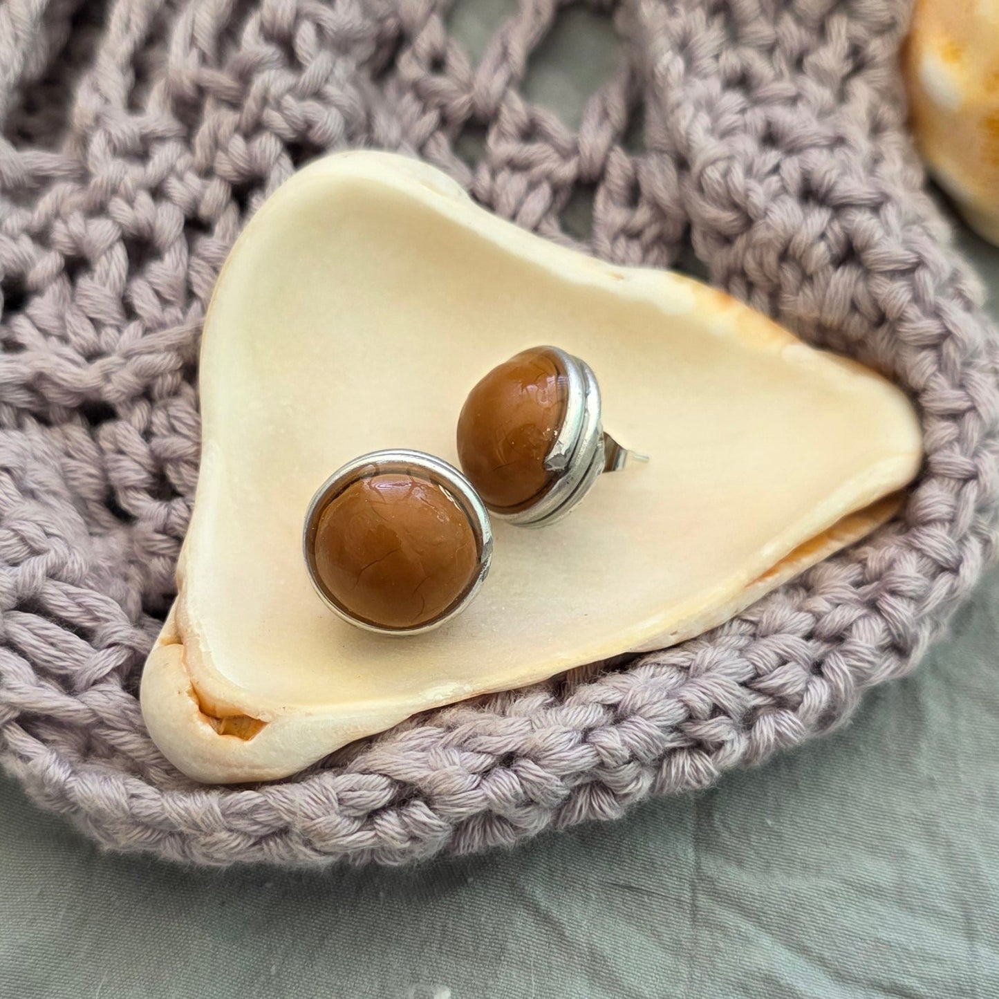 aretes hechos a mano
aretes tipo botón
stud earrings handmade
aretes color arena
neutral earrings
gold stud earrings
silver stud earrings
aretes minimalistas
aretes pequeños
everyday earrings
coastal jewelry
handmade jewelry Puerto Rico
Blessed Knots
limited edition jewelry