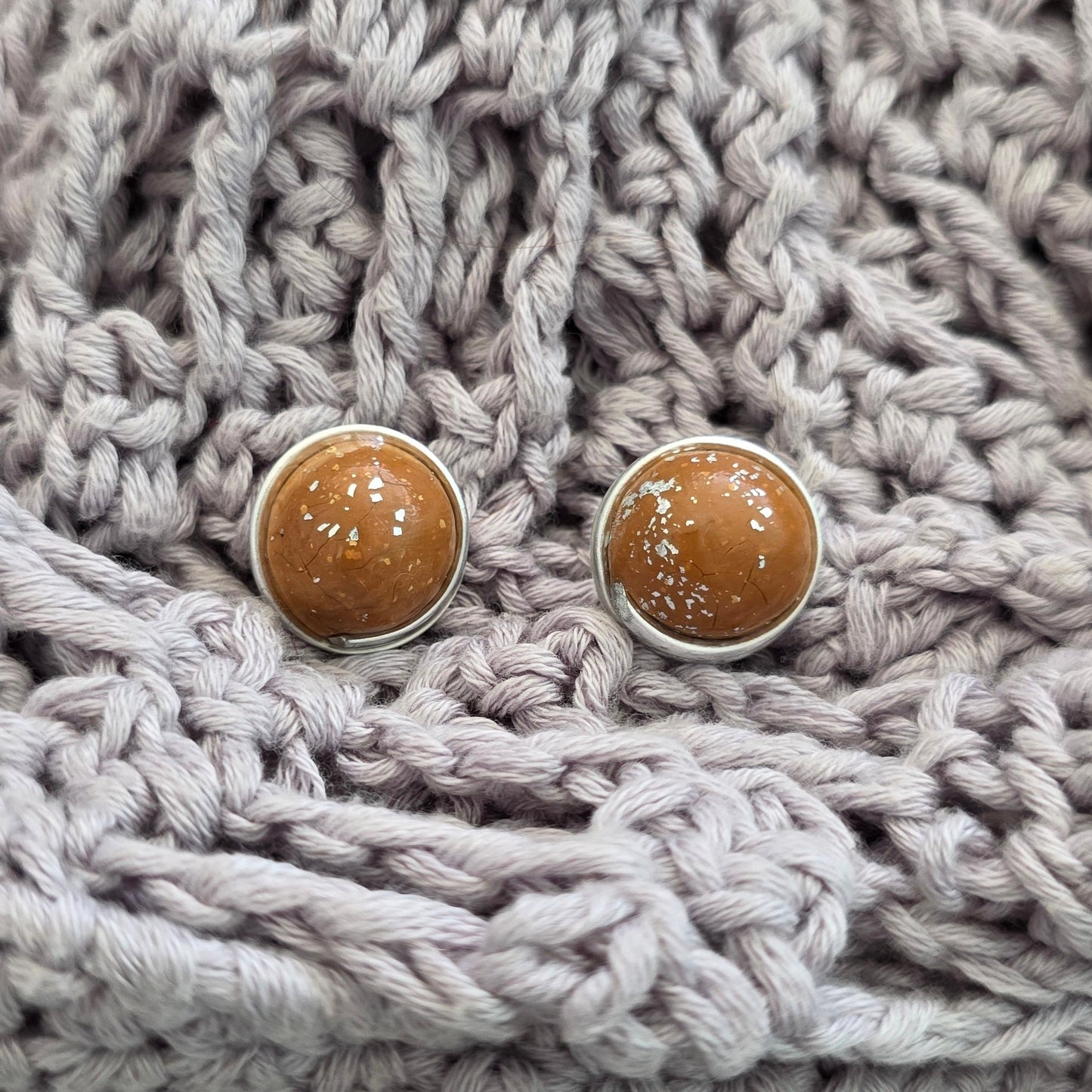 aretes hechos a mano
aretes tipo botón
stud earrings handmade
aretes color arena
neutral earrings
gold stud earrings
silver stud earrings
aretes minimalistas
aretes pequeños
everyday earrings
coastal jewelry
handmade jewelry Puerto Rico
Blessed Knots
limited edition jewelry