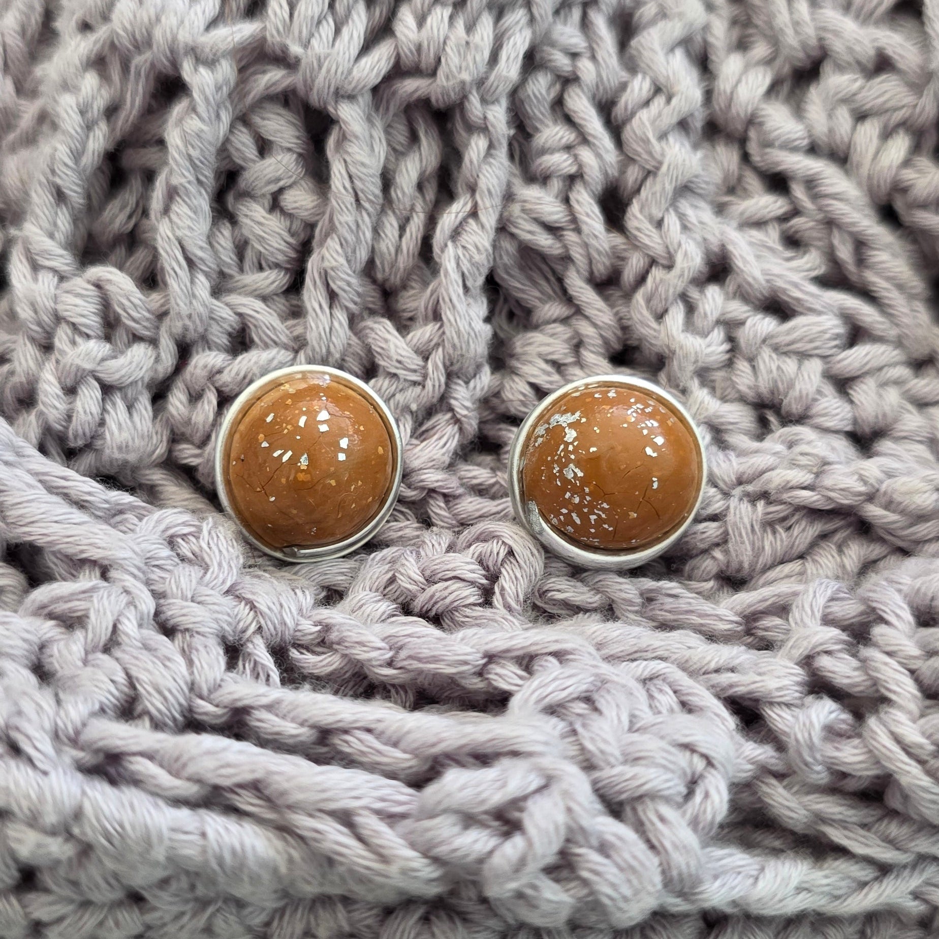 aretes hechos a mano
aretes tipo botón
stud earrings handmade
aretes color arena
neutral earrings
gold stud earrings
silver stud earrings
aretes minimalistas
aretes pequeños
everyday earrings
coastal jewelry
handmade jewelry Puerto Rico
Blessed Knots
limited edition jewelry