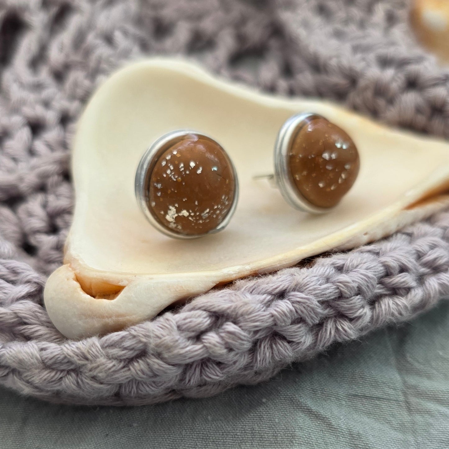 aretes hechos a mano
aretes tipo botón
stud earrings handmade
aretes color arena
neutral earrings
gold stud earrings
silver stud earrings
aretes minimalistas
aretes pequeños
everyday earrings
coastal jewelry
handmade jewelry Puerto Rico
Blessed Knots
limited edition jewelry