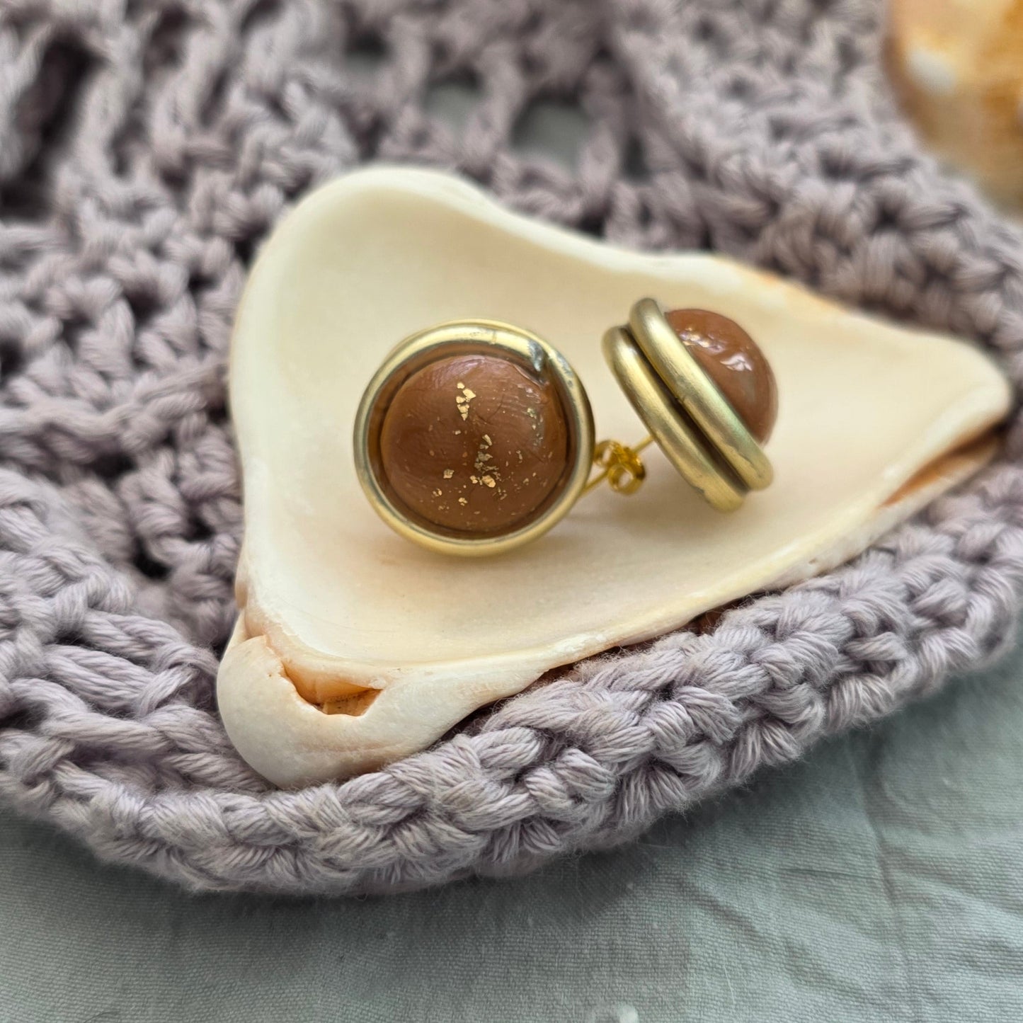aretes hechos a mano
aretes tipo botón
stud earrings handmade
aretes color arena
neutral earrings
gold stud earrings
silver stud earrings
aretes minimalistas
aretes pequeños
everyday earrings
coastal jewelry
handmade jewelry Puerto Rico
Blessed Knots
limited edition jewelry