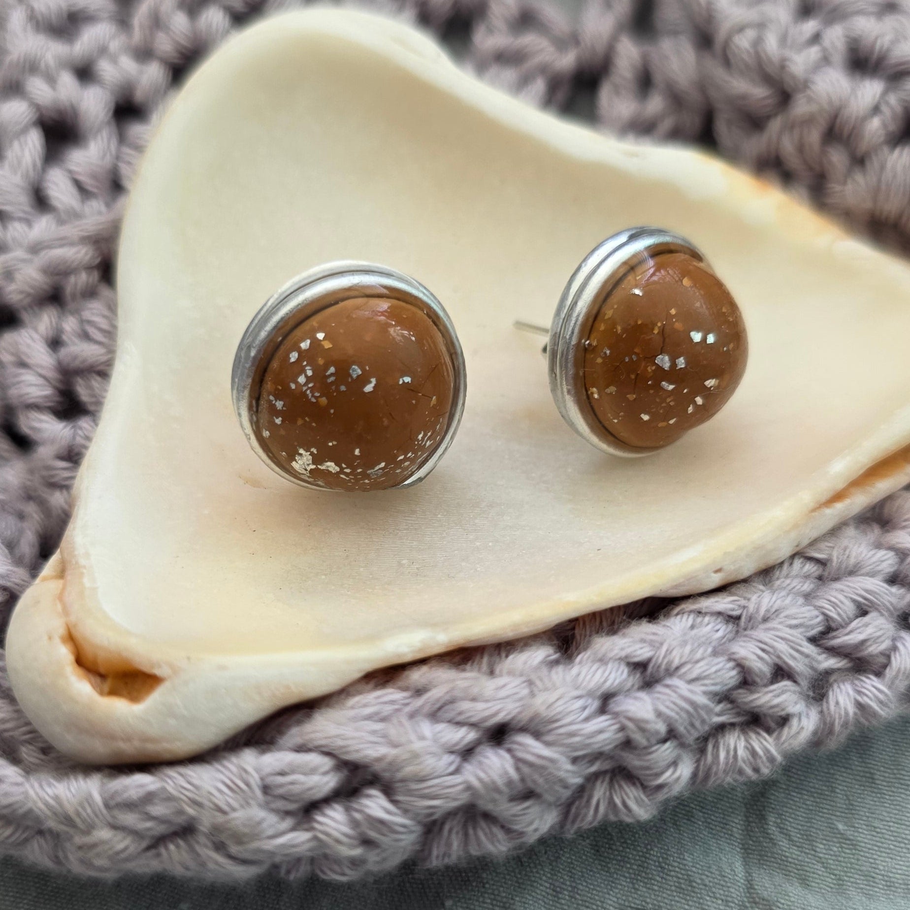 aretes hechos a mano
aretes tipo botón
stud earrings handmade
aretes color arena
neutral earrings
gold stud earrings
silver stud earrings
aretes minimalistas
aretes pequeños
everyday earrings
coastal jewelry
handmade jewelry Puerto Rico
Blessed Knots
limited edition jewelry