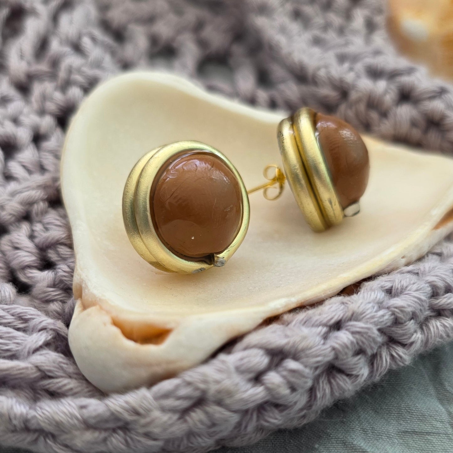 aretes hechos a mano
aretes tipo botón
stud earrings handmade
aretes color arena
neutral earrings
gold stud earrings
silver stud earrings
aretes minimalistas
aretes pequeños
everyday earrings
coastal jewelry
handmade jewelry Puerto Rico
Blessed Knots
limited edition jewelry