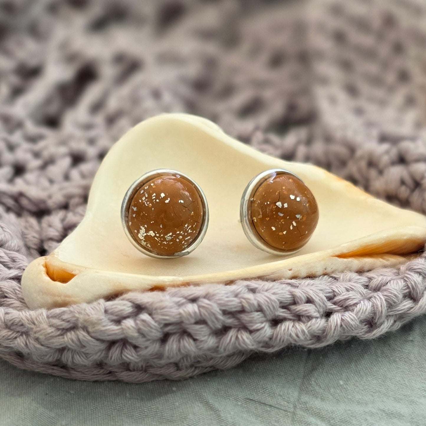 aretes hechos a mano
aretes tipo botón
stud earrings handmade
aretes color arena
neutral earrings
gold stud earrings
silver stud earrings
aretes minimalistas
aretes pequeños
everyday earrings
coastal jewelry
handmade jewelry Puerto Rico
Blessed Knots
limited edition jewelry