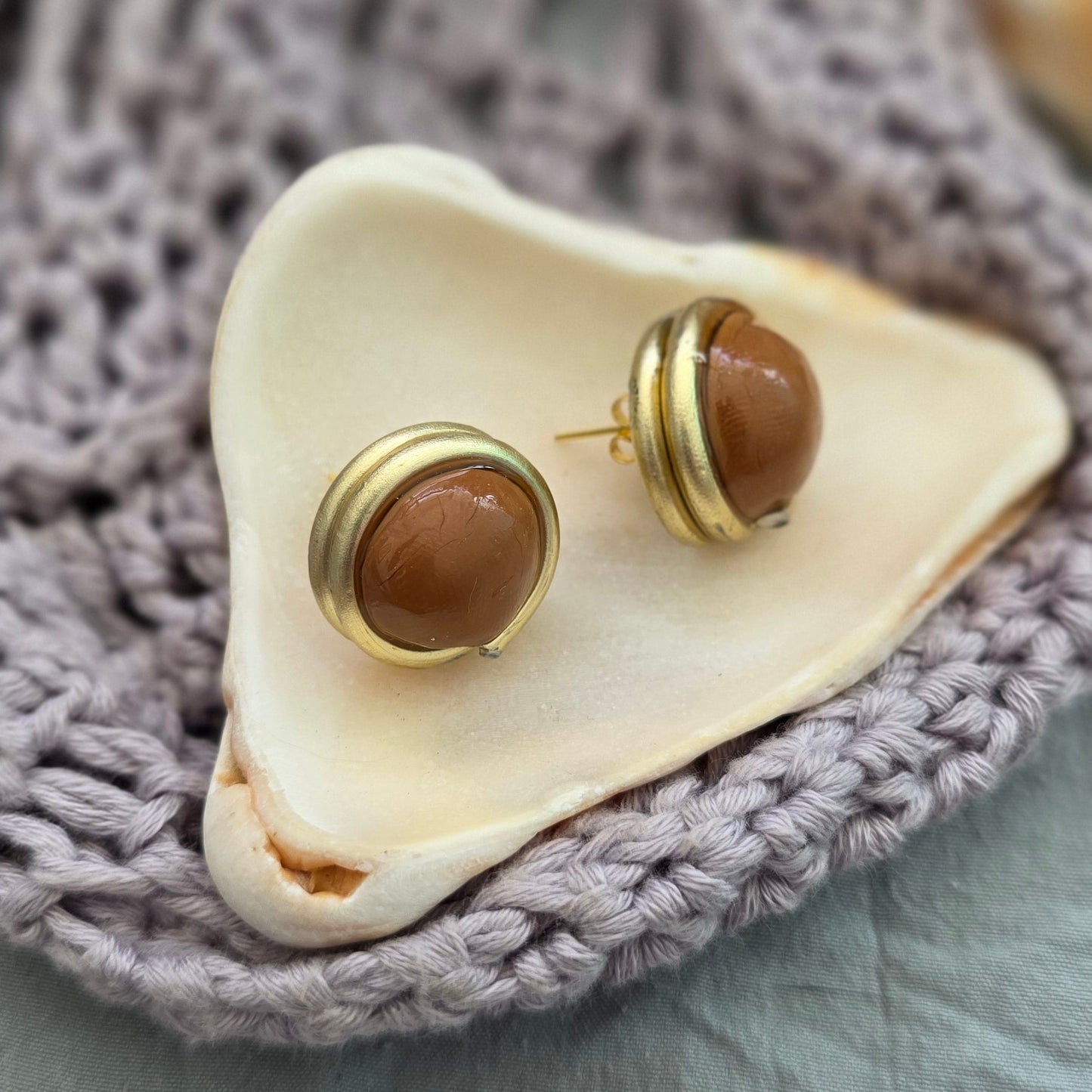 aretes hechos a mano
aretes tipo botón
stud earrings handmade
aretes color arena
neutral earrings
gold stud earrings
silver stud earrings
aretes minimalistas
aretes pequeños
everyday earrings
coastal jewelry
handmade jewelry Puerto Rico
Blessed Knots
limited edition jewelry