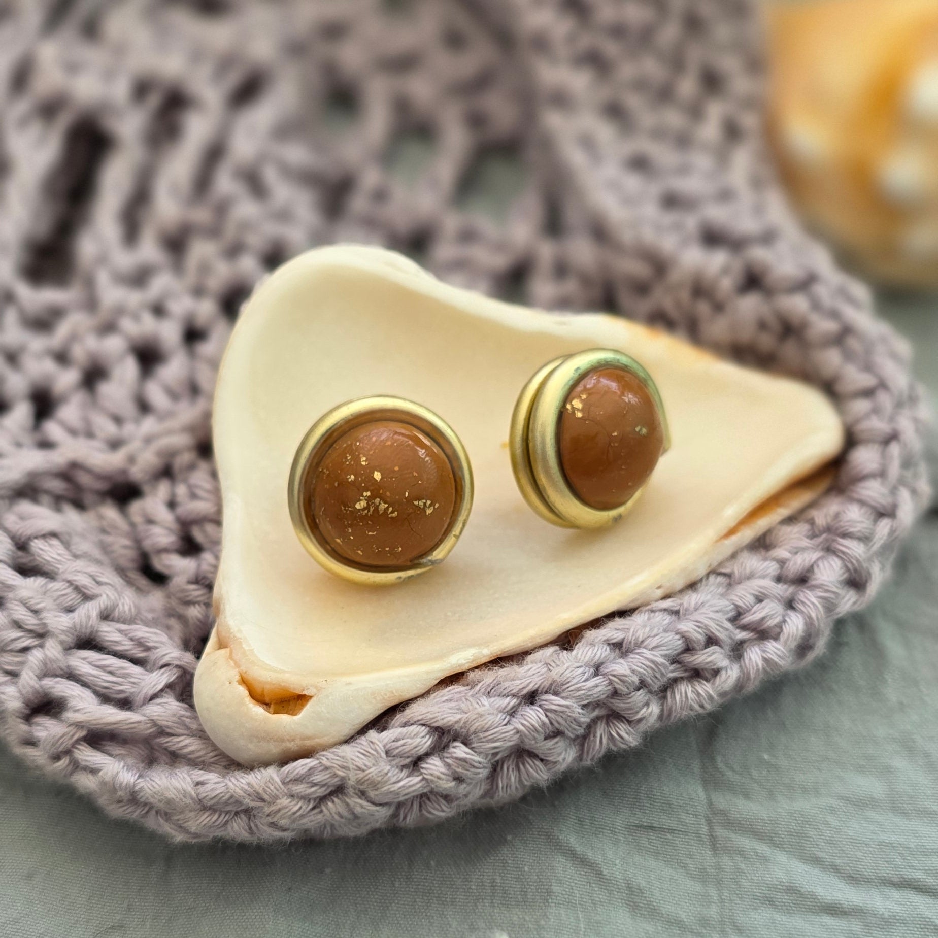 aretes hechos a mano
aretes tipo botón
stud earrings handmade
aretes color arena
neutral earrings
gold stud earrings
silver stud earrings
aretes minimalistas
aretes pequeños
everyday earrings
coastal jewelry
handmade jewelry Puerto Rico
Blessed Knots
limited edition jewelry