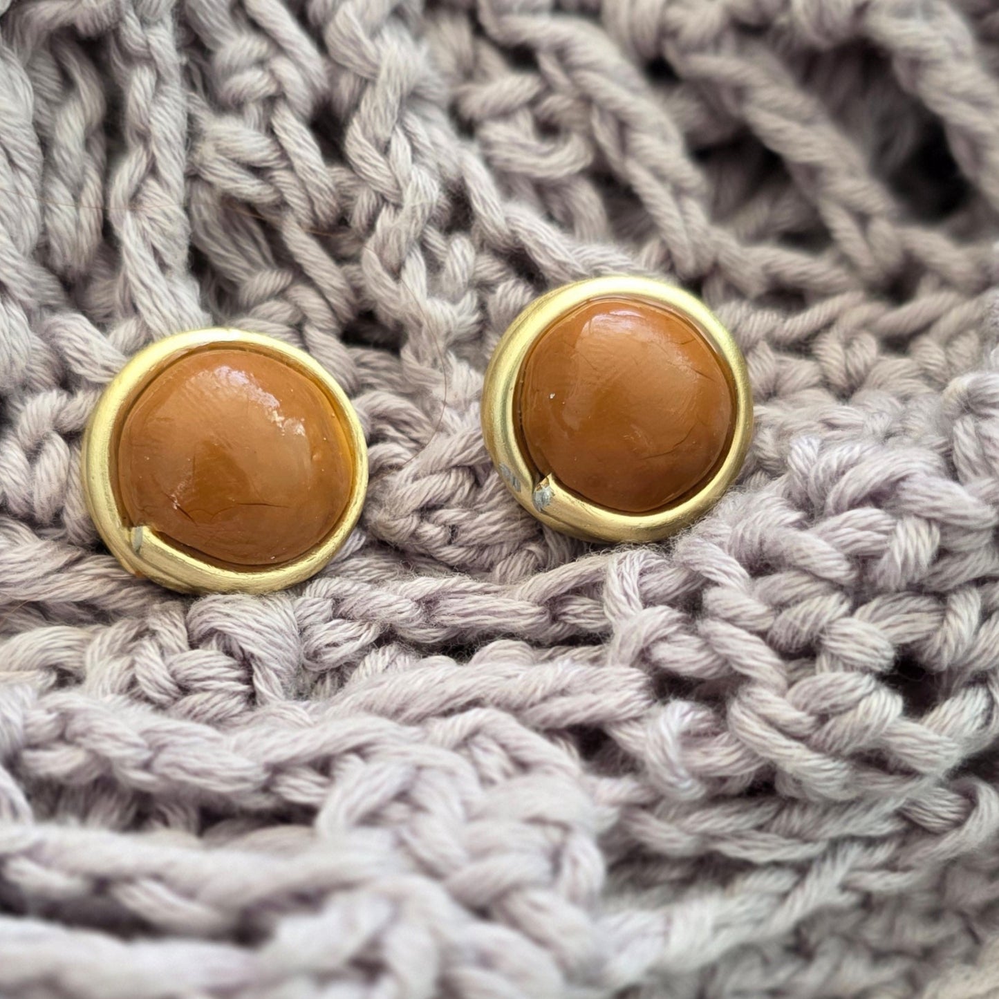 aretes hechos a mano
aretes tipo botón
stud earrings handmade
aretes color arena
neutral earrings
gold stud earrings
silver stud earrings
aretes minimalistas
aretes pequeños
everyday earrings
coastal jewelry
handmade jewelry Puerto Rico
Blessed Knots
limited edition jewelry