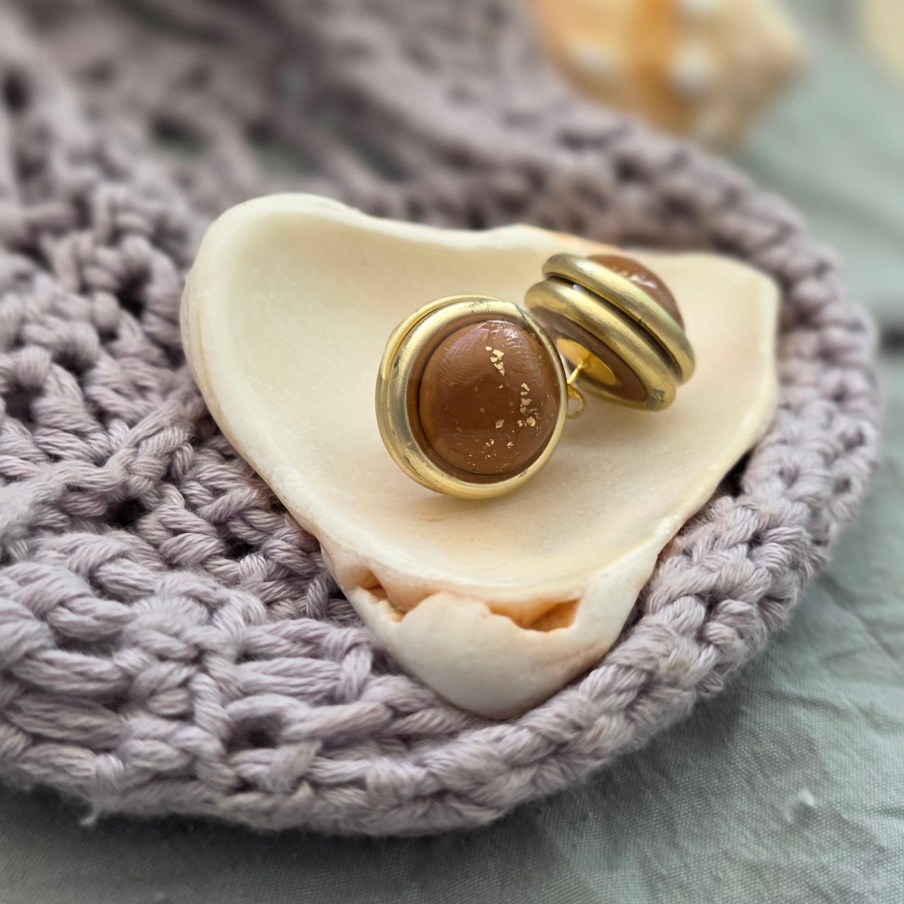 aretes hechos a mano
aretes tipo botón
stud earrings handmade
aretes color arena
neutral earrings
gold stud earrings
silver stud earrings
aretes minimalistas
aretes pequeños
everyday earrings
coastal jewelry
handmade jewelry Puerto Rico
Blessed Knots
limited edition jewelry