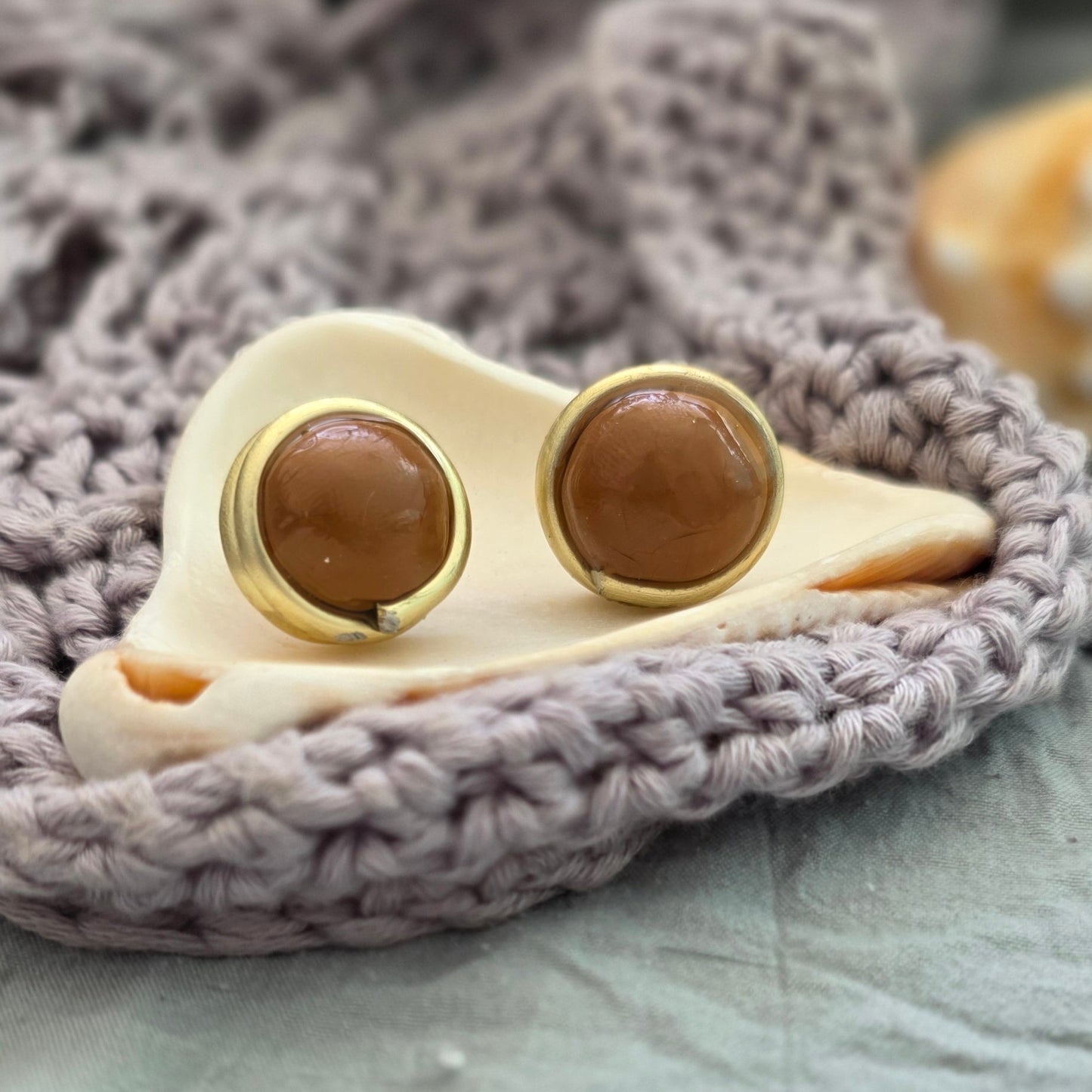 aretes hechos a mano
aretes tipo botón
stud earrings handmade
aretes color arena
neutral earrings
gold stud earrings
silver stud earrings
aretes minimalistas
aretes pequeños
everyday earrings
coastal jewelry
handmade jewelry Puerto Rico
Blessed Knots
limited edition jewelry