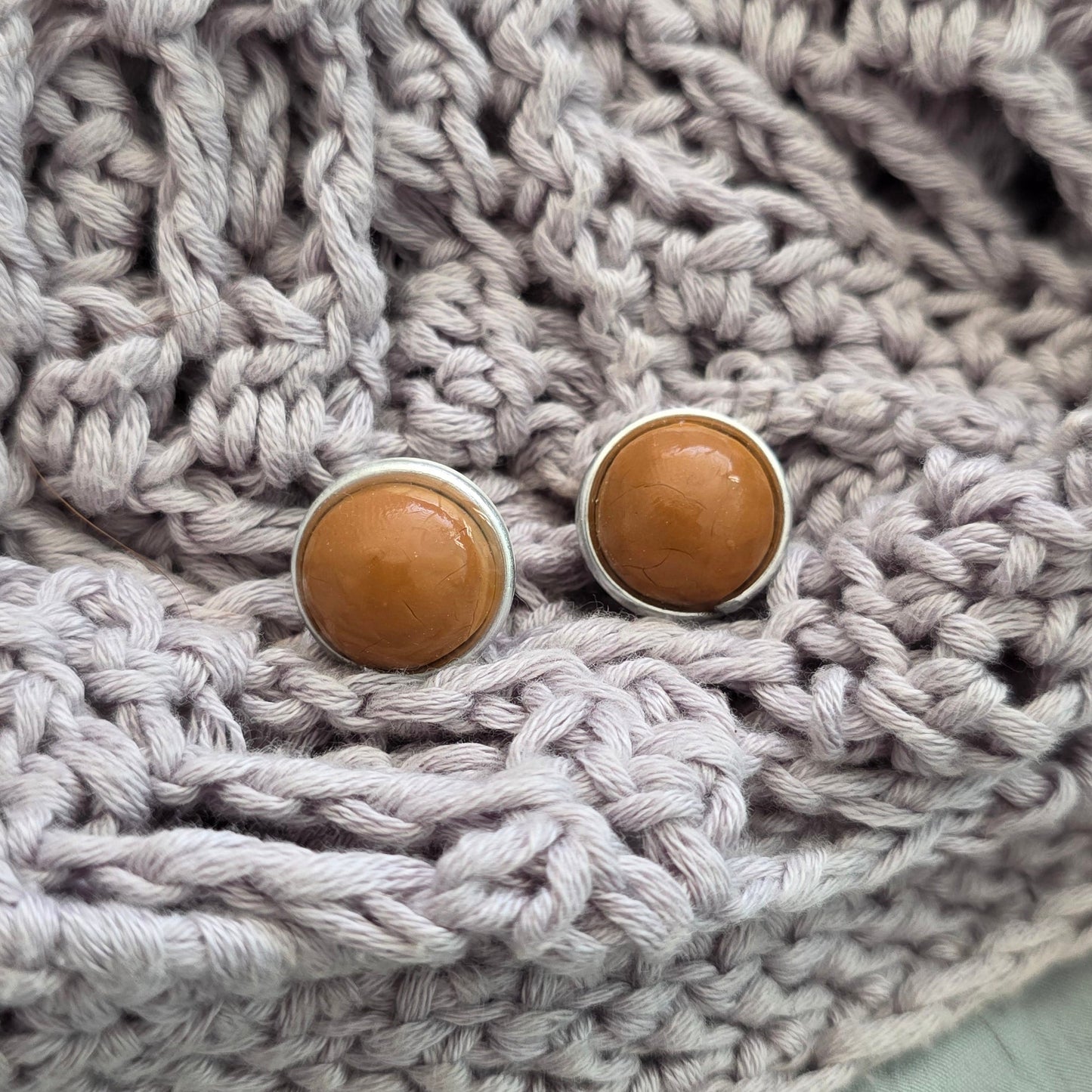 aretes hechos a mano
aretes tipo botón
stud earrings handmade
aretes color arena
neutral earrings
gold stud earrings
silver stud earrings
aretes minimalistas
aretes pequeños
everyday earrings
coastal jewelry
handmade jewelry Puerto Rico
Blessed Knots
limited edition jewelry