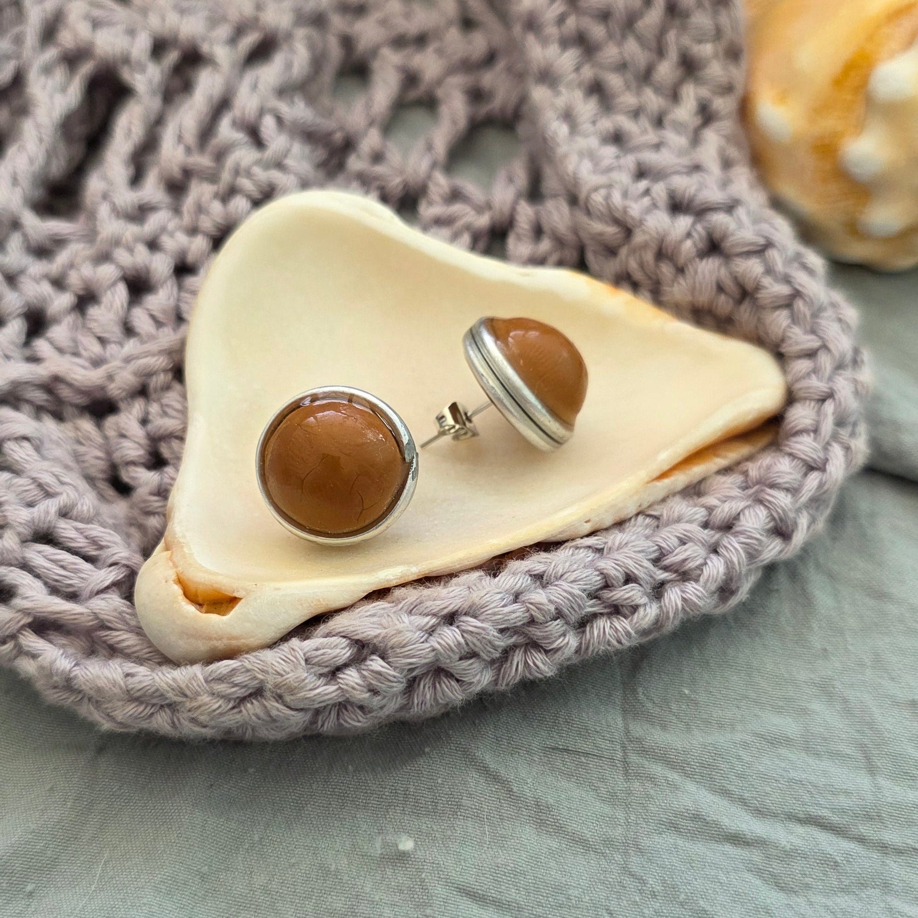 aretes hechos a mano
aretes tipo botón
stud earrings handmade
aretes color arena
neutral earrings
gold stud earrings
silver stud earrings
aretes minimalistas
aretes pequeños
everyday earrings
coastal jewelry
handmade jewelry Puerto Rico
Blessed Knots
limited edition jewelry